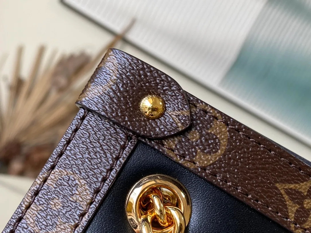 💰1100 Top original order M13140 The Nova small handbag is launched at the 2025 Cruise early spring show, which makes the graceful cow leather show a subtle mirror effect, combining both straightforward style and leisurely elegance. The LV nameplate and Monogram canvas trim add classic elements, and the dazzling sliding chain makes it easy to create a refined look. Dimensions: 31 × 20 × 9 cm