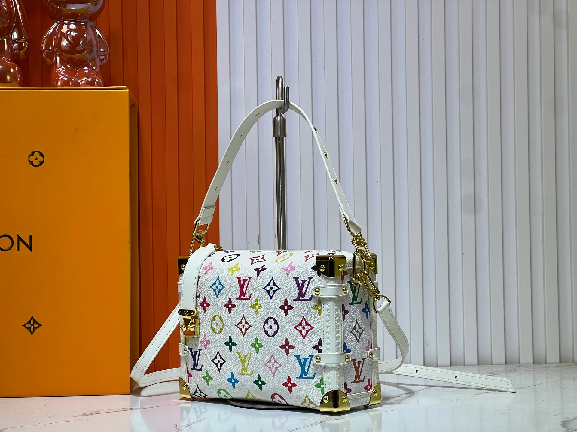 Batch 300💰M14046 M46358 Black Tricolor White Tricolor This Side Trunk medium handbag uses a humorous Monogram pattern to express the smart style of Louis Vuitton The square shape is a nod to the brand's classic luggage, and the removable studded handle and shoulder strap allow for flexible carrying. Size: 23.5x16x8.5cm