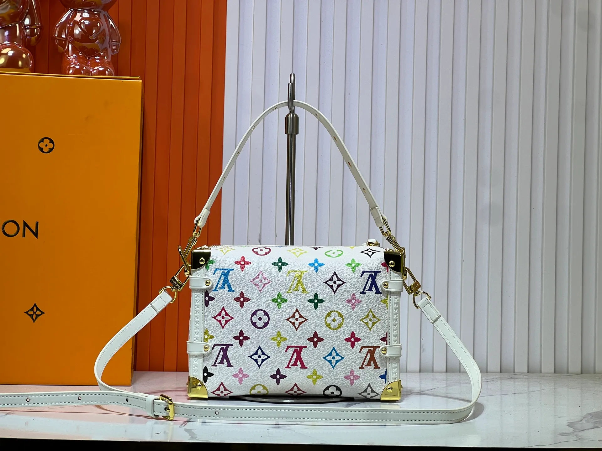Batch 300💰M14046 M46358 Black Tricolor White Tricolor This Side Trunk medium handbag uses a humorous Monogram pattern to express the smart style of Louis Vuitton The square shape is a nod to the brand's classic luggage, and the removable studded handle and shoulder strap allow for flexible carrying. Size: 23.5x16x8.5cm