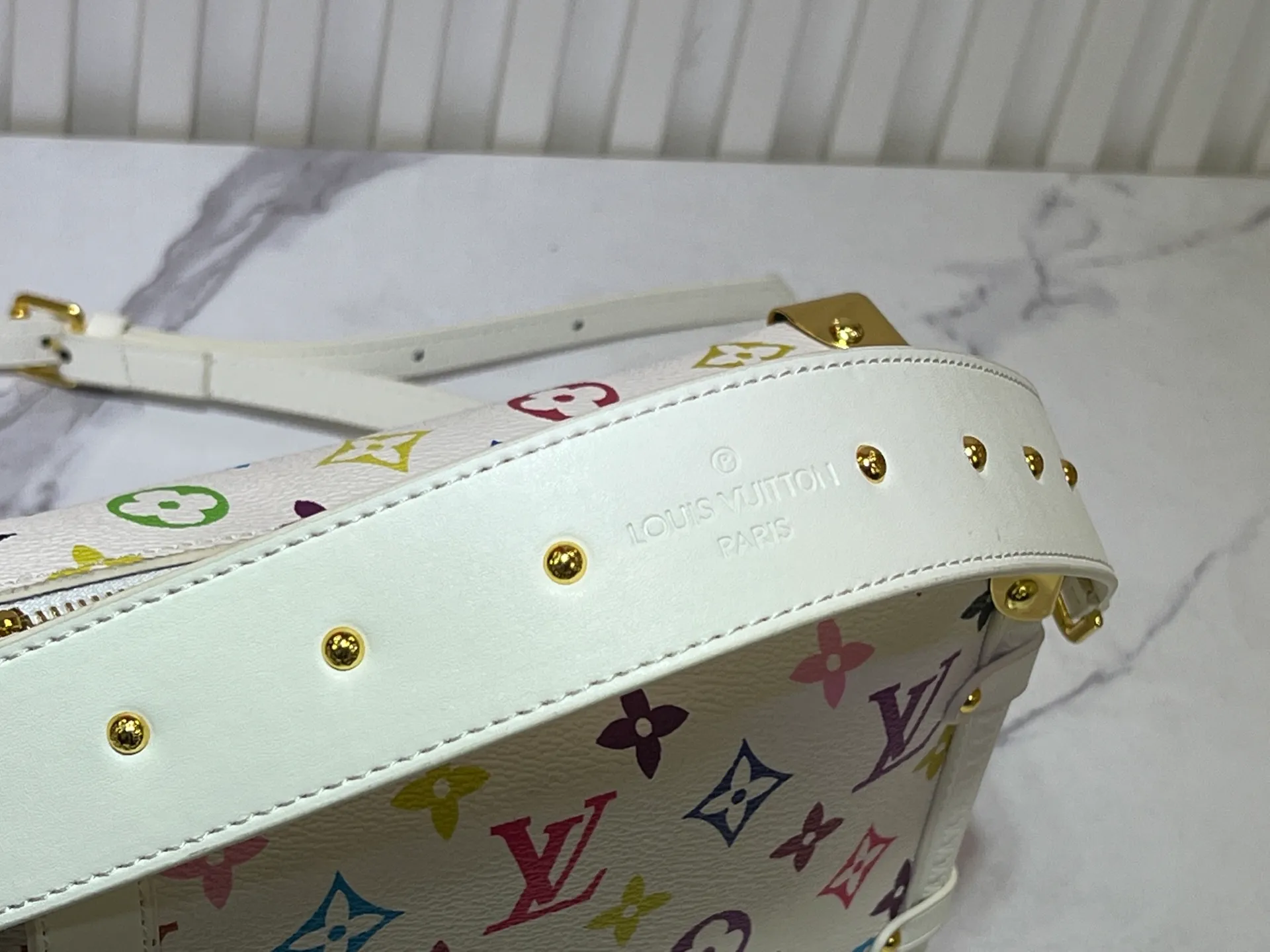 Batch 300💰M14046 M46358 Black Tricolor White Tricolor This Side Trunk medium handbag uses a humorous Monogram pattern to express the smart style of Louis Vuitton The square shape is a nod to the brand's classic luggage, and the removable studded handle and shoulder strap allow for flexible carrying. Size: 23.5x16x8.5cm