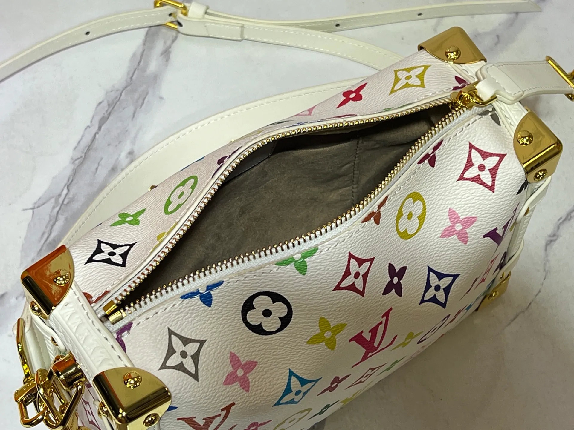 Batch 300💰M14046 M46358 Black Tricolor White Tricolor This Side Trunk medium handbag uses a humorous Monogram pattern to express the smart style of Louis Vuitton The square shape is a nod to the brand's classic luggage, and the removable studded handle and shoulder strap allow for flexible carrying. Size: 23.5x16x8.5cm