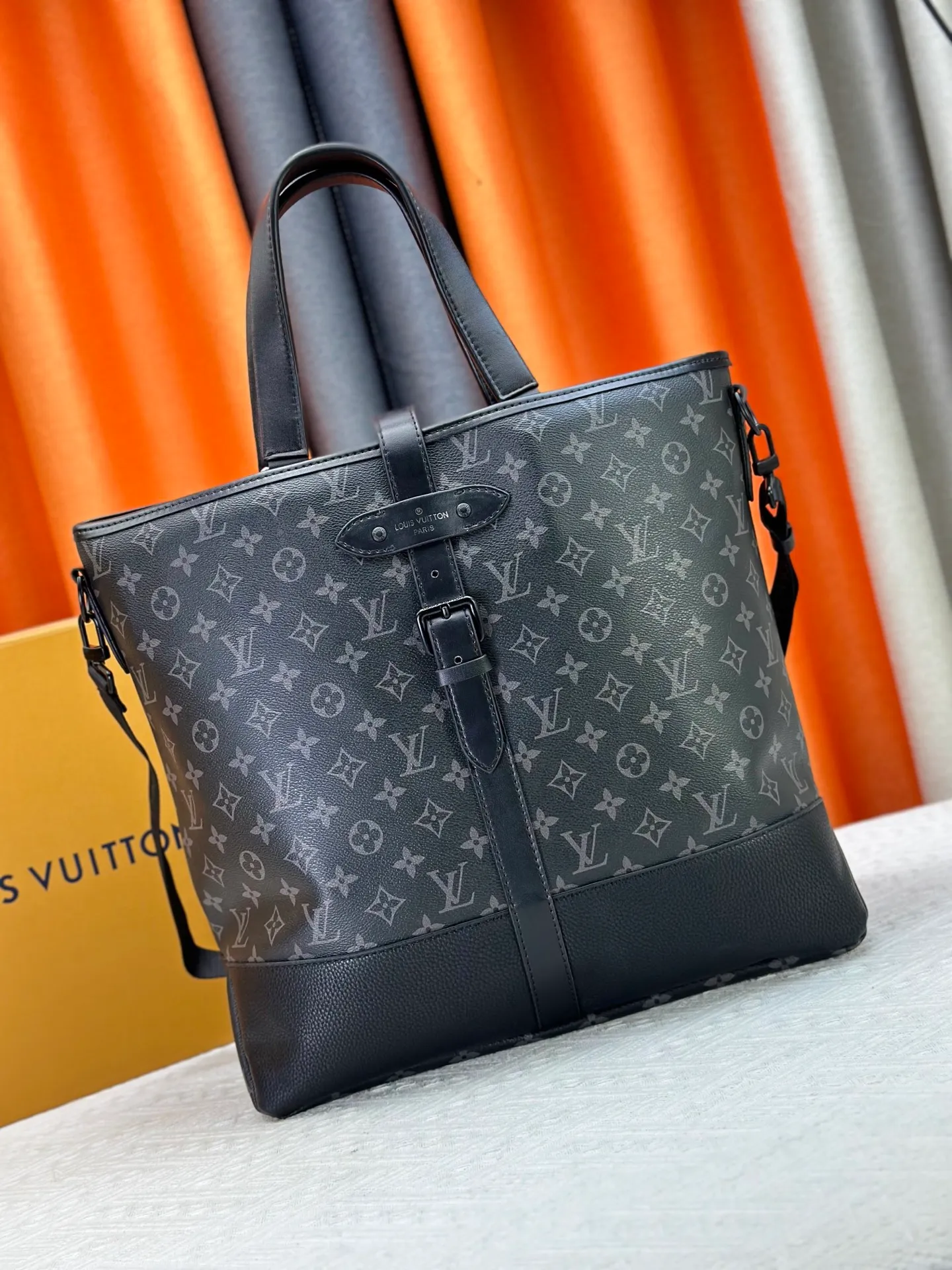 P320 This Saumur tote bag is inspired by Louis Vuitton's iconic Saumur handbag, which was born in 1986, giving it a trendy look. The Monogram Eclipse features leather details that reflect the brand's trunk-making heritage, including buckled shoulder straps with hidden magnetic closures. Monogram Eclipse coated canvas, cow leather trim, metal hardware, signature shoulder strap, magnetic buckle closure, large capacity main compartment, zippered interior pocket, interior patch pocket, detachable and adjustable shoulder strap! ! Model: M45914; Size: 38x37x13CM48