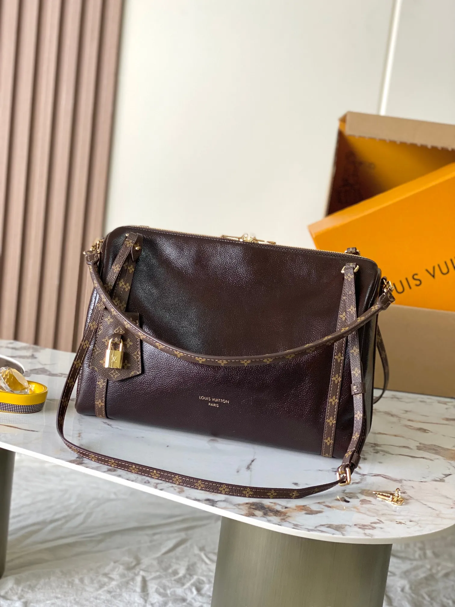 p2000 [Special grade MB163c chip version original leather] This medium-sized Express handbag Model: M26359 Material: Grade A all-steel hardware, imported original cowhide Packaging: Full set of original duty-free MB packaging Dimensions: 24 x 18.5 x 36 cm