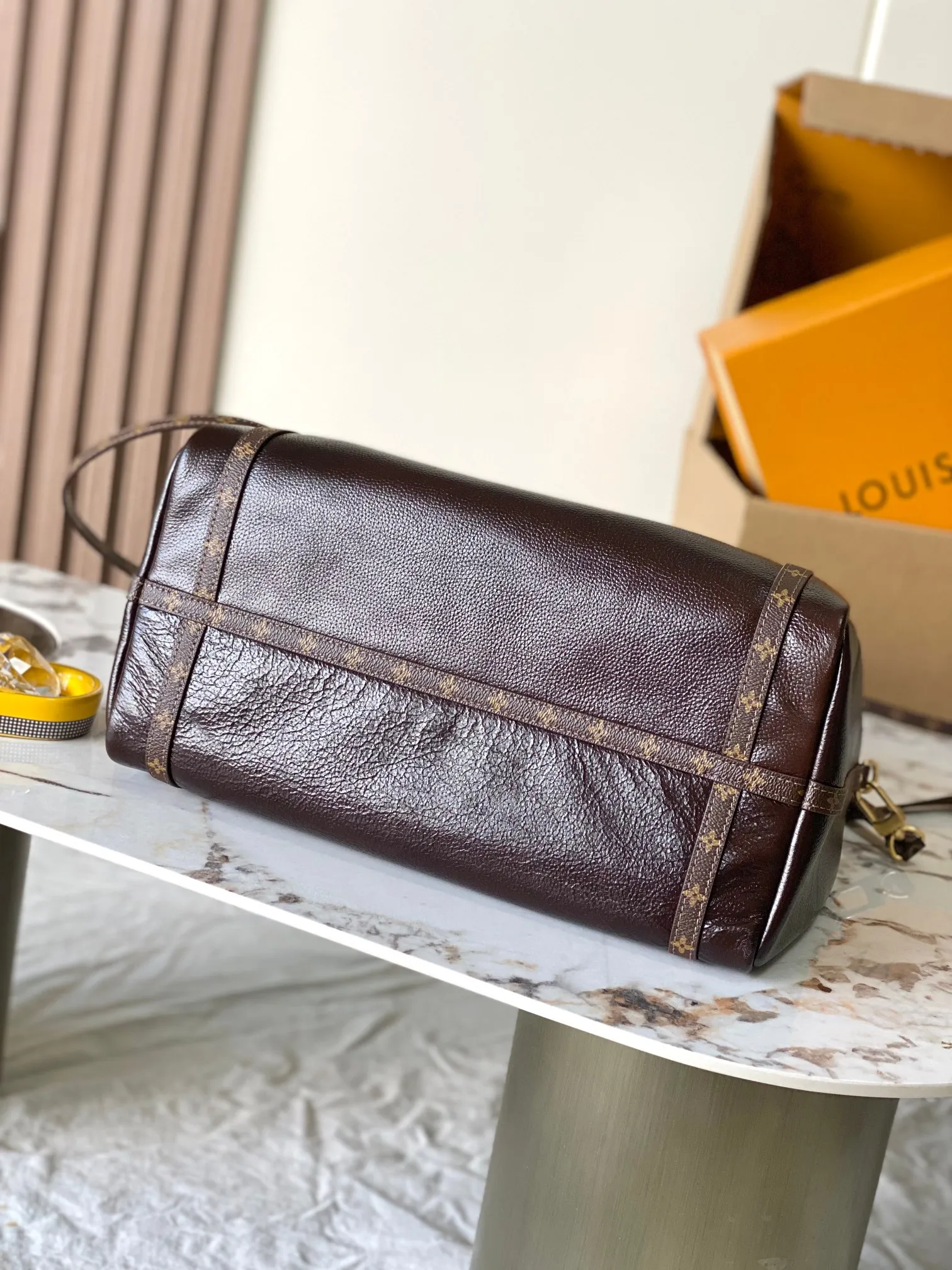 p2000 [Special grade MB163c chip version original leather] This medium-sized Express handbag Model: M26359 Material: Grade A all-steel hardware, imported original cowhide Packaging: Full set of original duty-free MB packaging Dimensions: 24 x 18.5 x 36 cm