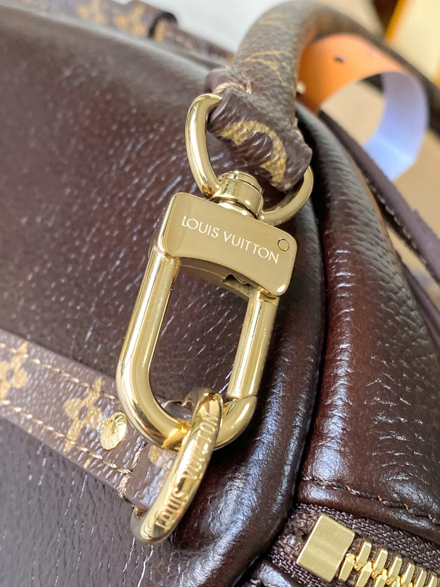 p2000 [Special grade MB163c chip version original leather] This medium-sized Express handbag Model: M26359 Material: Grade A all-steel hardware, imported original cowhide Packaging: Full set of original duty-free MB packaging Dimensions: 24 x 18.5 x 36 cm