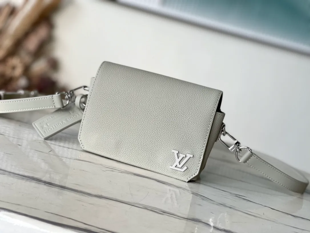💰880 (first-grain leather) top original order M82281 gray green all-leather men's messenger bag series FASTLINE mini handbag The Fastline mini handbag combines grained cow leather and metal parts, with the bias-cut details of the flap and the LV letters on the front corner to highlight the iconic design of the Aerogram series. The detachable shoulder strap allows for multiple carrying options. Detailed features 17.3 x 12 x 7 cm.