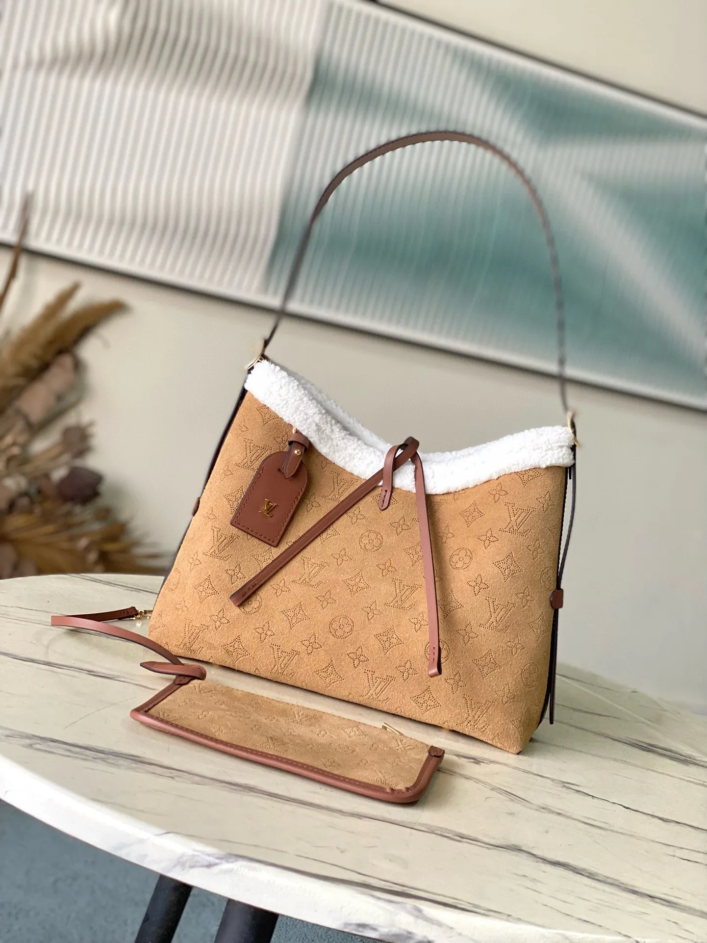 💰1420 Top original order M11843 This small CarryAll handbag is from the LVSki series. It is made of Monogram engraved and perforated suede leather with shearling trim, making it a comfortable and warm choice in winter. The magnetic closure and leather strap provide ample space for easily storing a long wallet and daily necessities. Dimensions: 29 × 24 × 12 cm