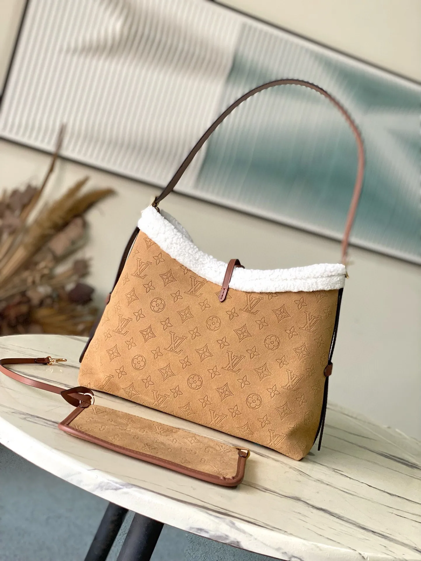 💰1420 Top original order M11843 This small CarryAll handbag is from the LVSki series. It is made of Monogram engraved and perforated suede leather with shearling trim, making it a comfortable and warm choice in winter. The magnetic closure and leather strap provide ample space for easily storing a long wallet and daily necessities. Dimensions: 29 × 24 × 12 cm