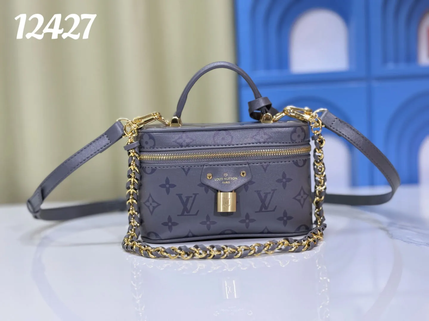 P220 Upgraded original M12427 This Vanity Chain Pouch handbag draws inspiration from the classic Nice cosmetic bag, using the Monogram pattern to show the creativity and ingenuity of the 2024 autumn and winter show, and is paired with a smooth leather handle. The LV inscribed padlock, leather key bag and woven chain complete the exquisite details. Dimensions: 19 × 11.5 × 6.5 cm