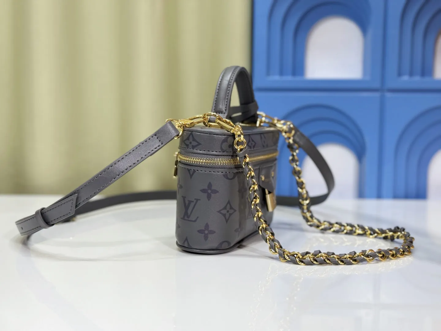 P220 Upgraded original M12427 This Vanity Chain Pouch handbag draws inspiration from the classic Nice cosmetic bag, using the Monogram pattern to show the creativity and ingenuity of the 2024 autumn and winter show, and is paired with a smooth leather handle. The LV inscribed padlock, leather key bag and woven chain complete the exquisite details. Dimensions: 19 × 11.5 × 6.5 cm