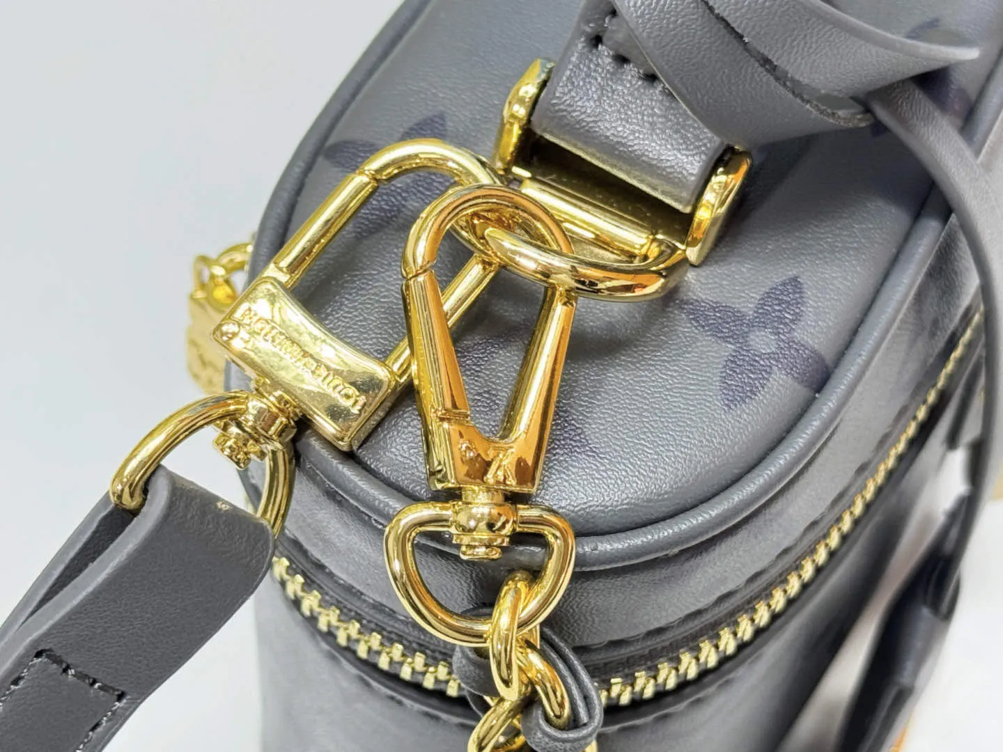 P220 Upgraded original M12427 This Vanity Chain Pouch handbag draws inspiration from the classic Nice cosmetic bag, using the Monogram pattern to show the creativity and ingenuity of the 2024 autumn and winter show, and is paired with a smooth leather handle. The LV inscribed padlock, leather key bag and woven chain complete the exquisite details. Dimensions: 19 × 11.5 × 6.5 cm