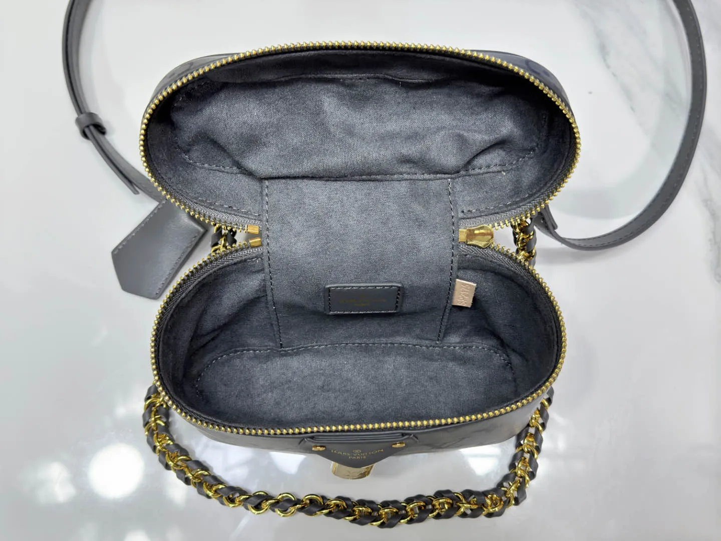 P220 Upgraded original M12427 This Vanity Chain Pouch handbag draws inspiration from the classic Nice cosmetic bag, using the Monogram pattern to show the creativity and ingenuity of the 2024 autumn and winter show, and is paired with a smooth leather handle. The LV inscribed padlock, leather key bag and woven chain complete the exquisite details. Dimensions: 19 × 11.5 × 6.5 cm