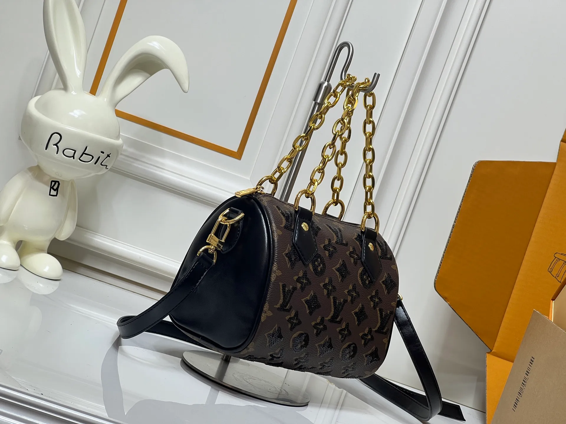Batch 340💰Upgraded original M58953 M46234 M14291 Speedy Bandoulière 20 handbag is made of soft coated canvas, with the full-length Monogram pattern traced in colorful rainbow tones, highlighting the smart style of the Louis Vuitton x Murakami reissue series. The Toron handle and detachable shoulder strap are constructed of cow leather, the metal corners recall classic luggage elements, and the bow-shaped key bag and padlock add brand touches. Dimensions: 20.5 x 13.5 x 12.0 cm (length x height x width)
