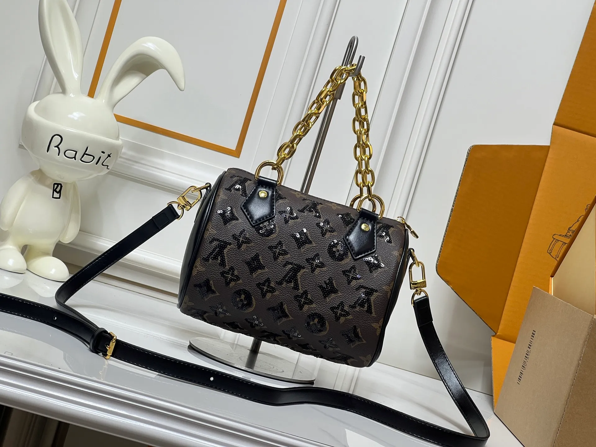 Batch 340💰Upgraded original M58953 M46234 M14291 Speedy Bandoulière 20 handbag is made of soft coated canvas, with the full-length Monogram pattern traced in colorful rainbow tones, highlighting the smart style of the Louis Vuitton x Murakami reissue series. The Toron handle and detachable shoulder strap are constructed of cow leather, the metal corners recall classic luggage elements, and the bow-shaped key bag and padlock add brand touches. Dimensions: 20.5 x 13.5 x 12.0 cm (length x height x width)