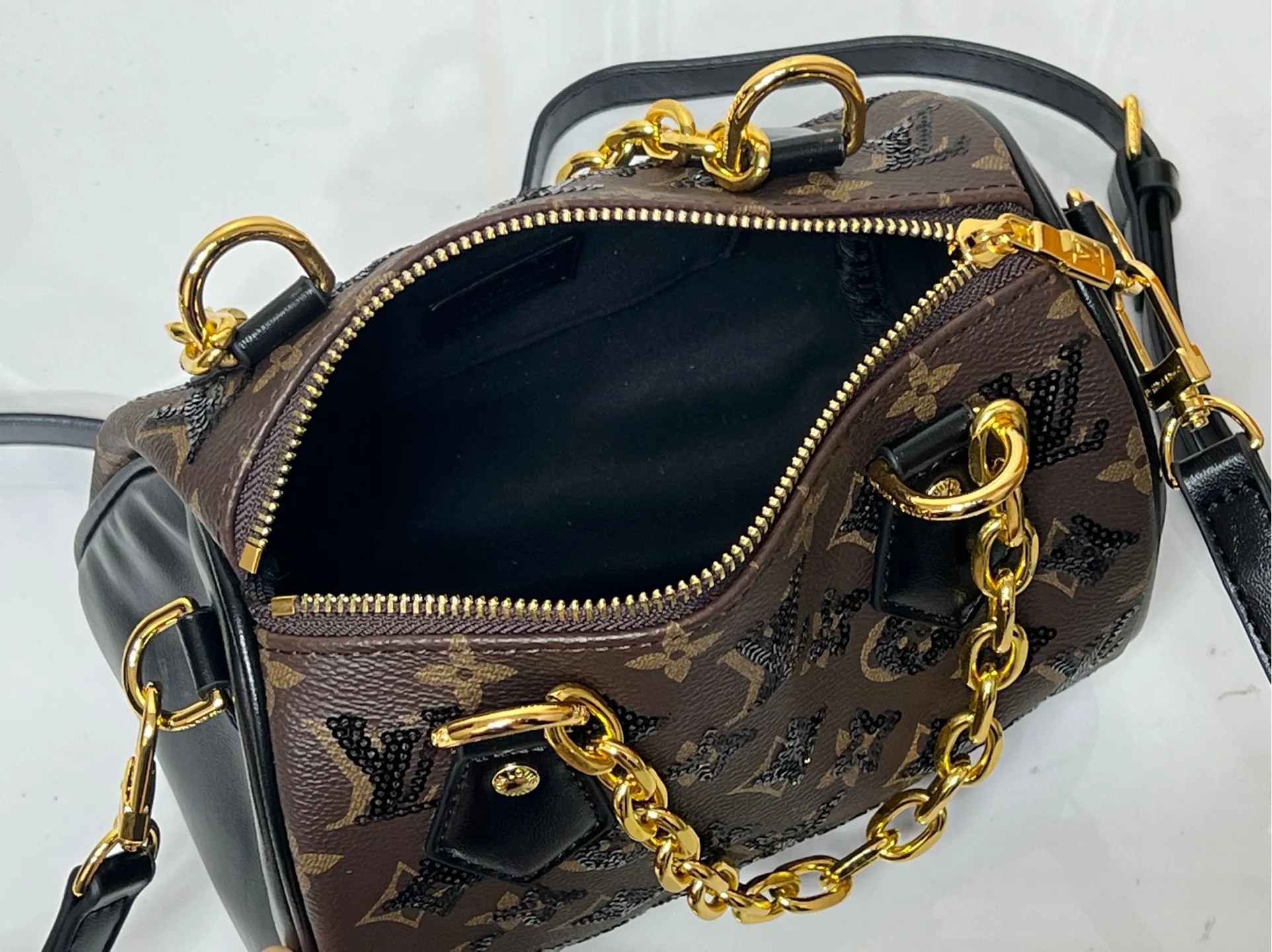 Batch 340💰Upgraded original M58953 M46234 M14291 Speedy Bandoulière 20 handbag is made of soft coated canvas, with the full-length Monogram pattern traced in colorful rainbow tones, highlighting the smart style of the Louis Vuitton x Murakami reissue series. The Toron handle and detachable shoulder strap are constructed of cow leather, the metal corners recall classic luggage elements, and the bow-shaped key bag and padlock add brand touches. Dimensions: 20.5 x 13.5 x 12.0 cm (length x height x width)