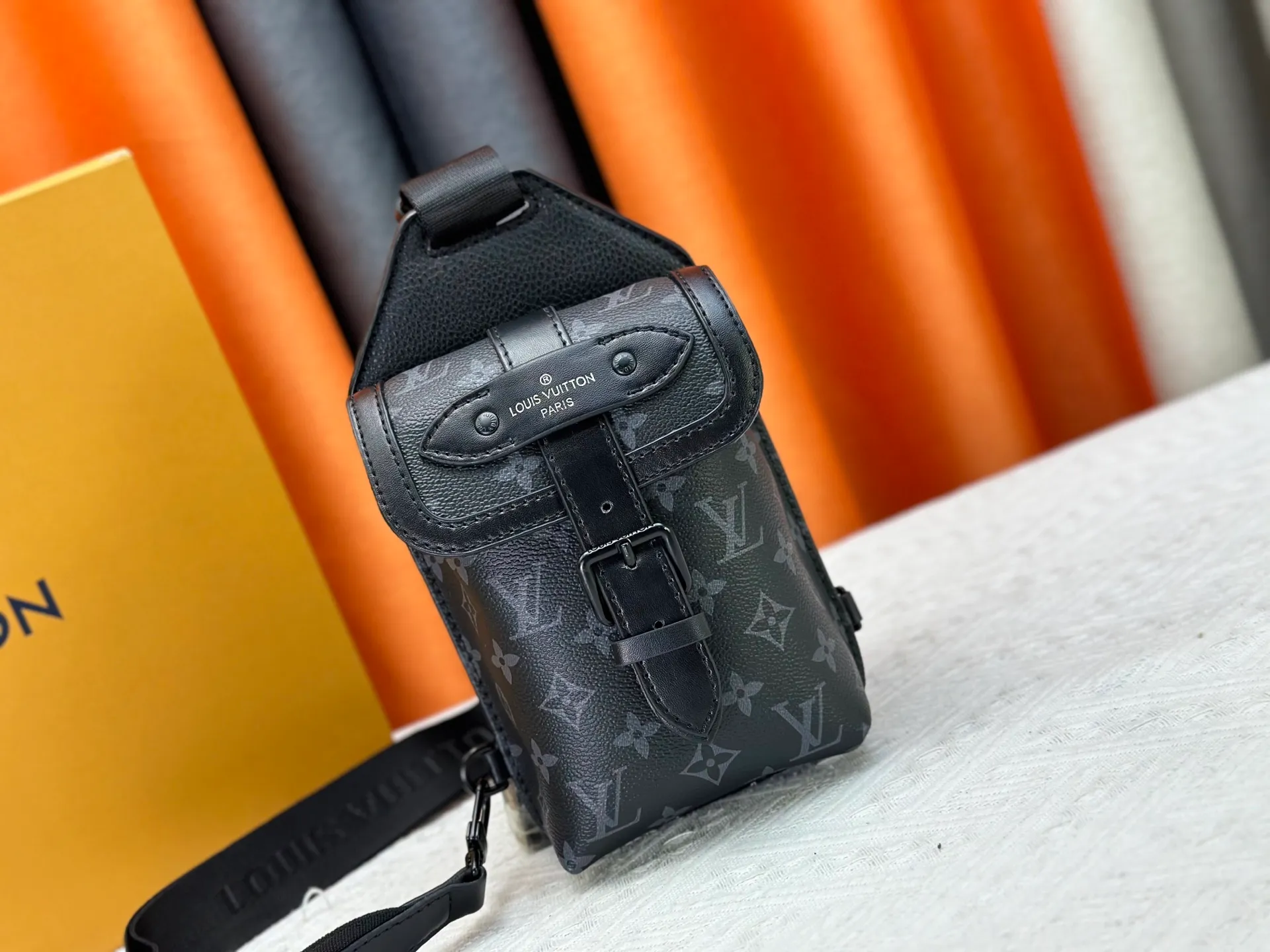 The P240 new shoulder bag was born out of Louis Vuitton’s iconic Saumur handbag, which was born in 1986. Monogram Eclipse canvas is paired with leather details that represent the brand's traditional craftsmanship, such as the buckled shoulder strap secured by the signature rivet loop. Small and close-fitting, suitable for carrying mobile phones and other small items. Monogram Eclipse coated canvas, cow leather trim, metal hardware, signature shoulder strap, magnetic closure, drawstring, front patch pocket, zippered back pocket, shoulder strap, non-removable, adjustable! ! Model: M45912; Size: 13x18x3.5CM37