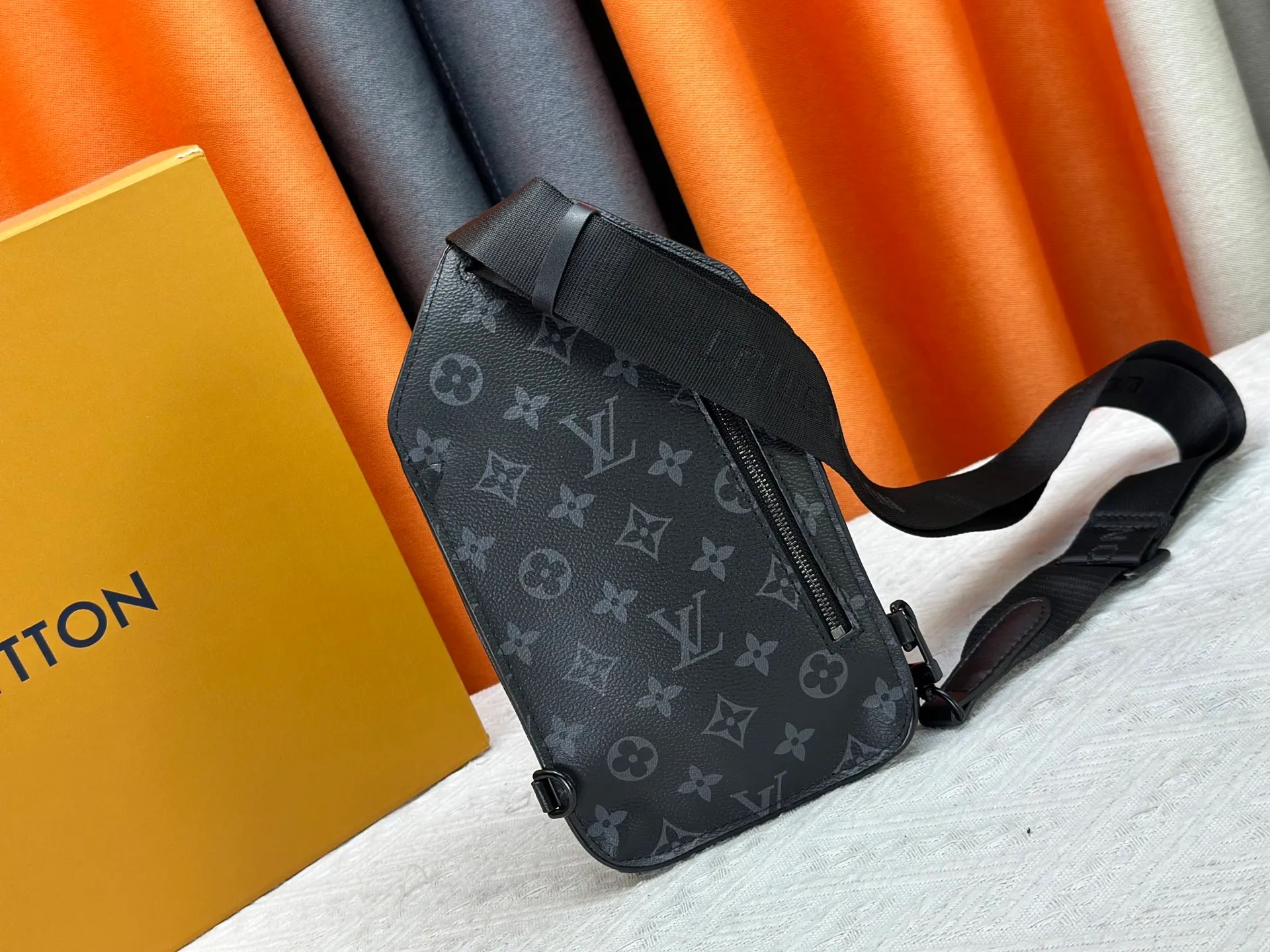 The P240 new shoulder bag was born out of Louis Vuitton’s iconic Saumur handbag, which was born in 1986. Monogram Eclipse canvas is paired with leather details that represent the brand's traditional craftsmanship, such as the buckled shoulder strap secured by the signature rivet loop. Small and close-fitting, suitable for carrying mobile phones and other small items. Monogram Eclipse coated canvas, cow leather trim, metal hardware, signature shoulder strap, magnetic closure, drawstring, front patch pocket, zippered back pocket, shoulder strap, non-removable, adjustable! ! Model: M45912; Size: 13x18x3.5CM37