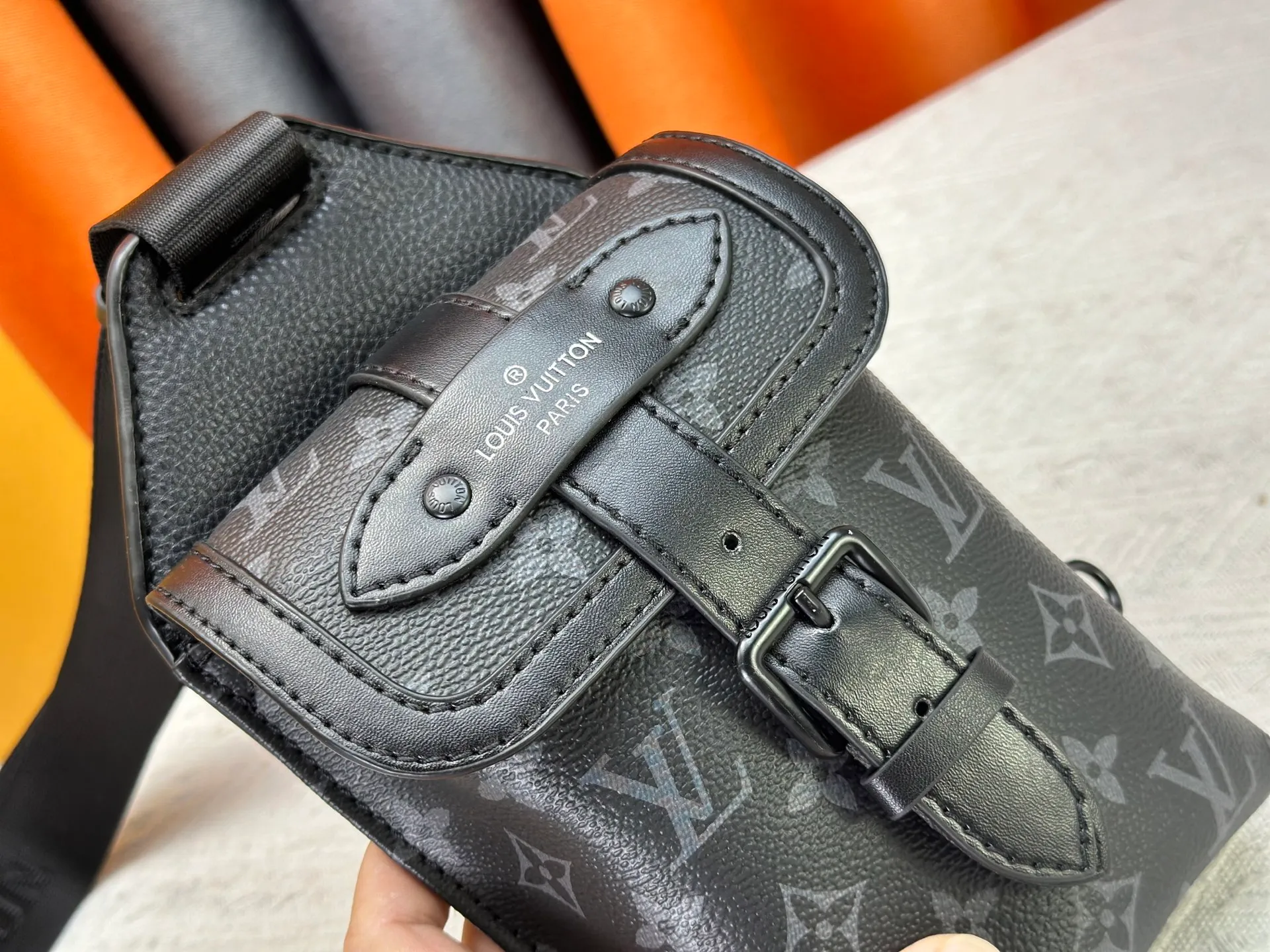 The P240 new shoulder bag was born out of Louis Vuitton’s iconic Saumur handbag, which was born in 1986. Monogram Eclipse canvas is paired with leather details that represent the brand's traditional craftsmanship, such as the buckled shoulder strap secured by the signature rivet loop. Small and close-fitting, suitable for carrying mobile phones and other small items. Monogram Eclipse coated canvas, cow leather trim, metal hardware, signature shoulder strap, magnetic closure, drawstring, front patch pocket, zippered back pocket, shoulder strap, non-removable, adjustable! ! Model: M45912; Size: 13x18x3.5CM37
