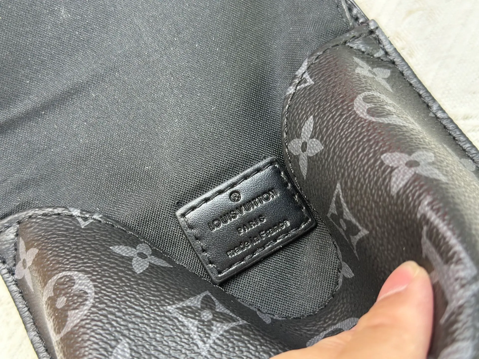 The P240 new shoulder bag was born out of Louis Vuitton’s iconic Saumur handbag, which was born in 1986. Monogram Eclipse canvas is paired with leather details that represent the brand's traditional craftsmanship, such as the buckled shoulder strap secured by the signature rivet loop. Small and close-fitting, suitable for carrying mobile phones and other small items. Monogram Eclipse coated canvas, cow leather trim, metal hardware, signature shoulder strap, magnetic closure, drawstring, front patch pocket, zippered back pocket, shoulder strap, non-removable, adjustable! ! Model: M45912; Size: 13x18x3.5CM37