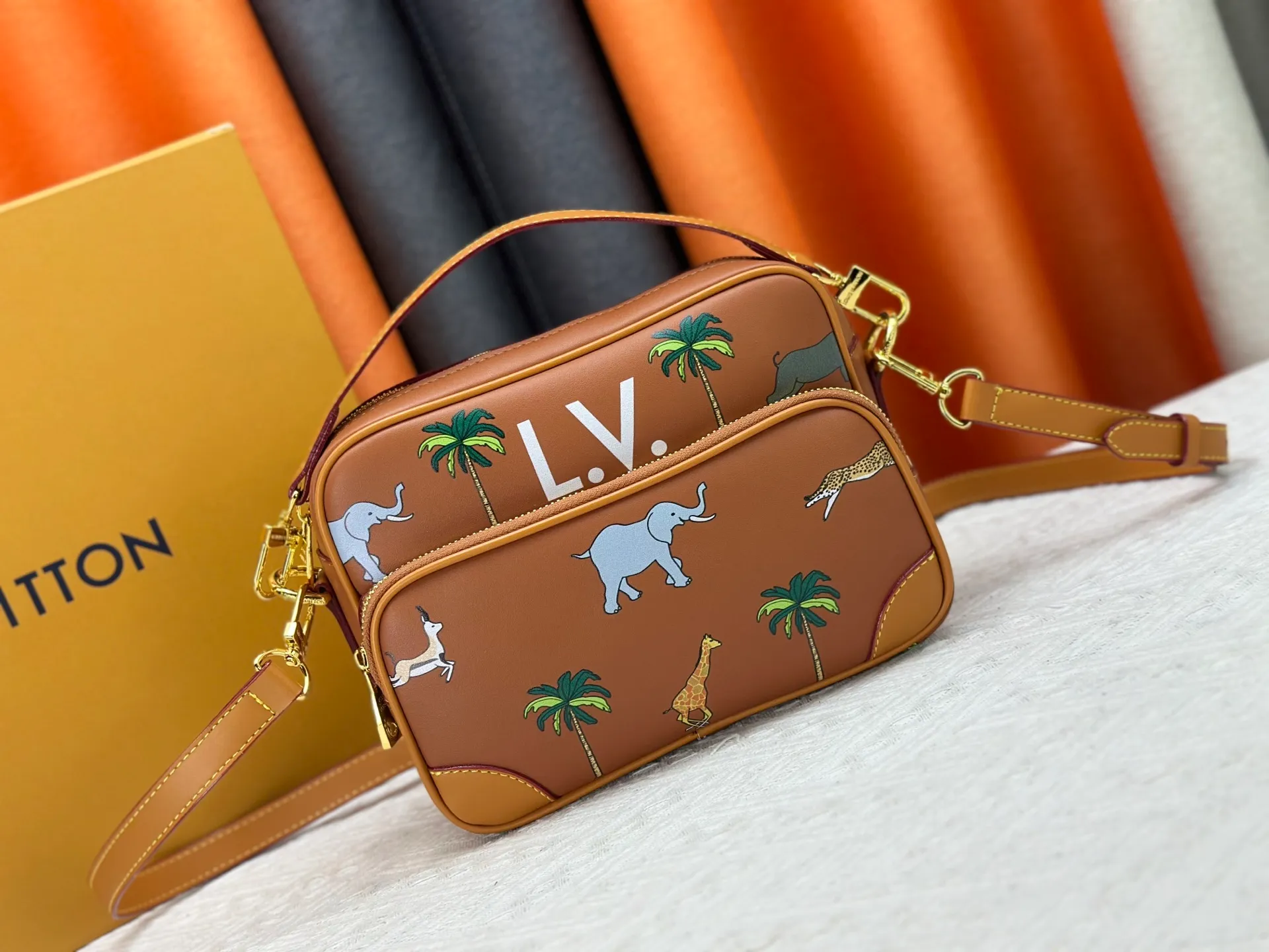 P260 Upgraded original M13987 M14016 M14988 M26068 M15296 M14682 M14025 This Nil handbag shines with the elegant luster of cow leather, and the Louis Vuitton Paris patch is fixed on the front with beaded rivets. The side lock buckle highlights the urban style, and the main compartment zipper pull is embellished with LV lettering. Dimensions: 25.0 x 17.5 x 11.0 cm (length x height x width)