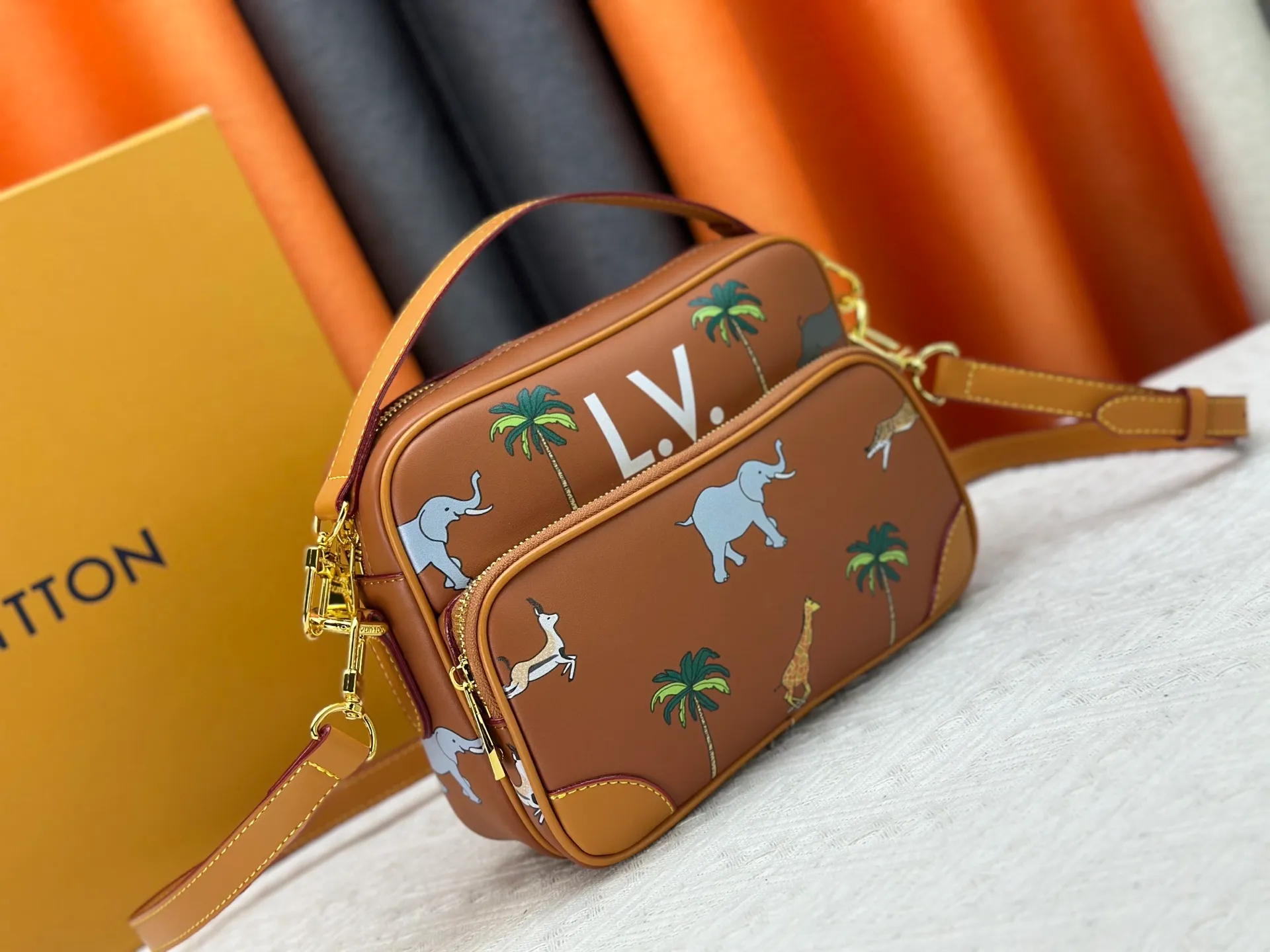 P260 Upgraded original M13987 M14016 M14988 M26068 M15296 M14682 M14025 This Nil handbag shines with the elegant luster of cow leather, and the Louis Vuitton Paris patch is fixed on the front with beaded rivets. The side lock buckle highlights the urban style, and the main compartment zipper pull is embellished with LV lettering. Dimensions: 25.0 x 17.5 x 11.0 cm (length x height x width)
