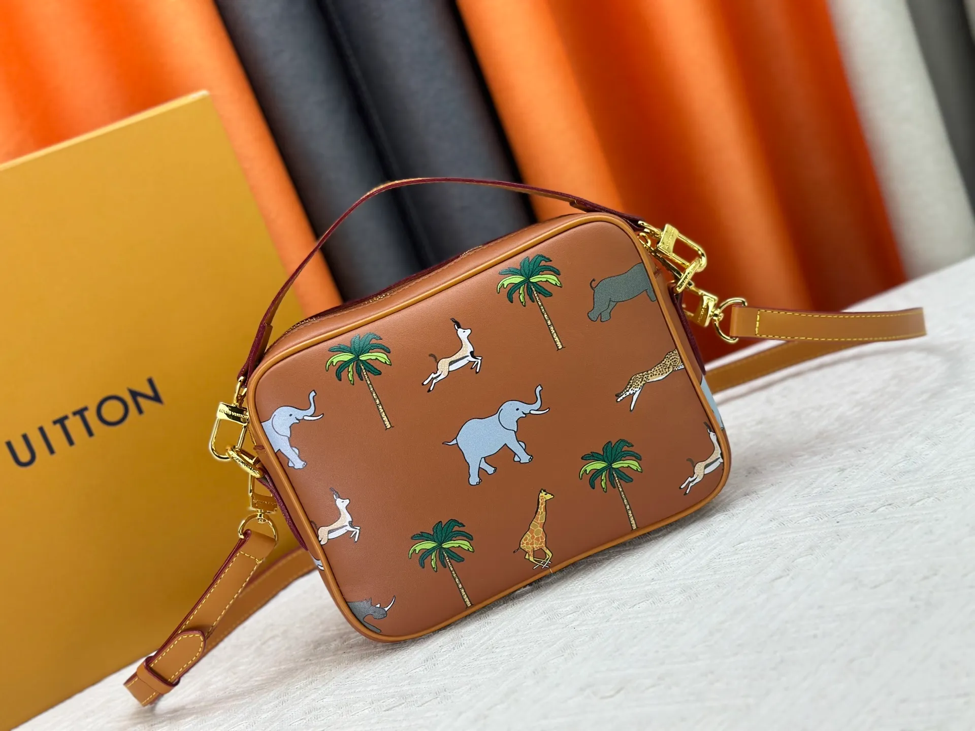 P260 Upgraded original M13987 M14016 M14988 M26068 M15296 M14682 M14025 This Nil handbag shines with the elegant luster of cow leather, and the Louis Vuitton Paris patch is fixed on the front with beaded rivets. The side lock buckle highlights the urban style, and the main compartment zipper pull is embellished with LV lettering. Dimensions: 25.0 x 17.5 x 11.0 cm (length x height x width)