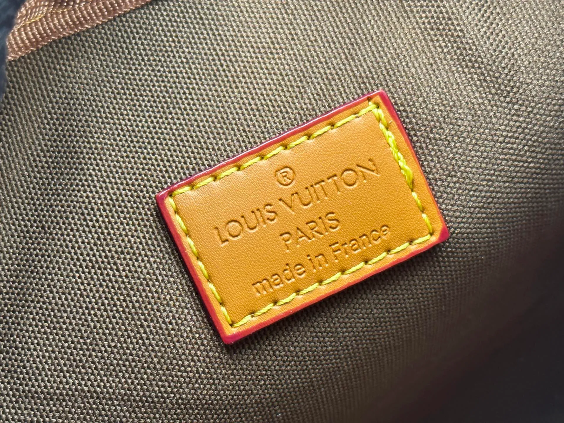P260 Upgraded original M13987 M14016 M14988 M26068 M15296 M14682 M14025 This Nil handbag shines with the elegant luster of cow leather, and the Louis Vuitton Paris patch is fixed on the front with beaded rivets. The side lock buckle highlights the urban style, and the main compartment zipper pull is embellished with LV lettering. Dimensions: 25.0 x 17.5 x 11.0 cm (length x height x width)