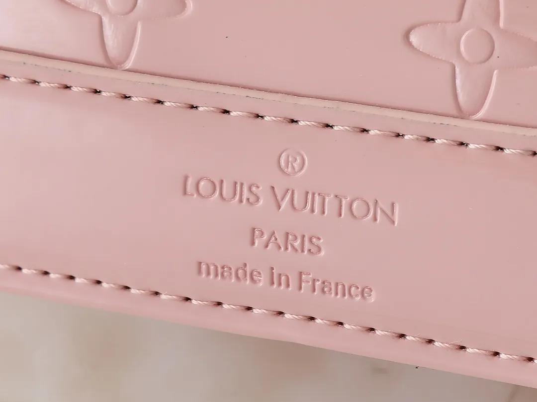 💰220💰Upgraded from the original model, the same Patent Leather Series M82717 M91606 M93595 Alma BB handbag is derived from the classic Louis Vuitton bag designed in 1934. This compact bag easily holds keys, wallet, smartphone and lipstick. Detachable shoulder strap for cross-body wear. This modern version of the bag continues its classic silhouette in Epi leather in bright and inspiring colours. Dimensions: 18x12x8