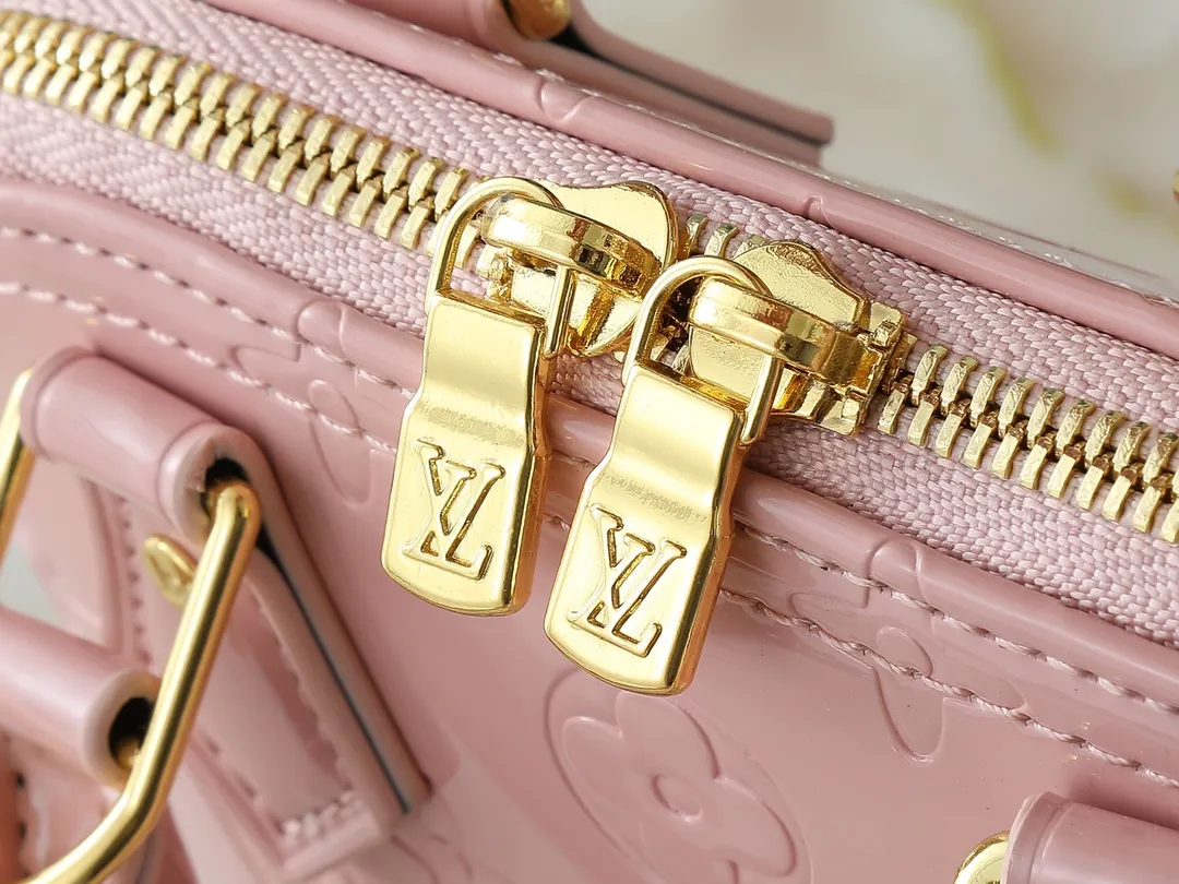 💰220💰Upgraded from the original model, the same Patent Leather Series M82717 M91606 M93595 Alma BB handbag is derived from the classic Louis Vuitton bag designed in 1934. This compact bag easily holds keys, wallet, smartphone and lipstick. Detachable shoulder strap for cross-body wear. This modern version of the bag continues its classic silhouette in Epi leather in bright and inspiring colours. Dimensions: 18x12x8