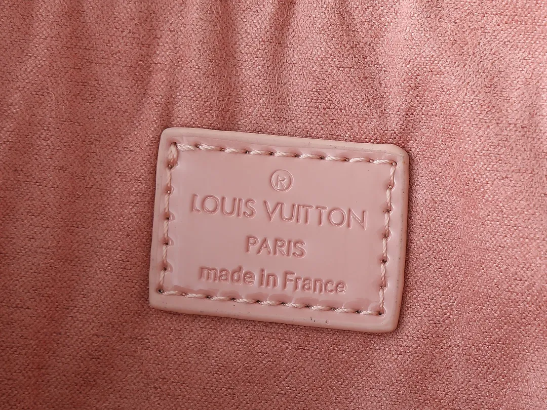 💰220💰Upgraded from the original model, the same Patent Leather Series M82717 M91606 M93595 Alma BB handbag is derived from the classic Louis Vuitton bag designed in 1934. This compact bag easily holds keys, wallet, smartphone and lipstick. Detachable shoulder strap for cross-body wear. This modern version of the bag continues its classic silhouette in Epi leather in bright and inspiring colours. Dimensions: 18x12x8