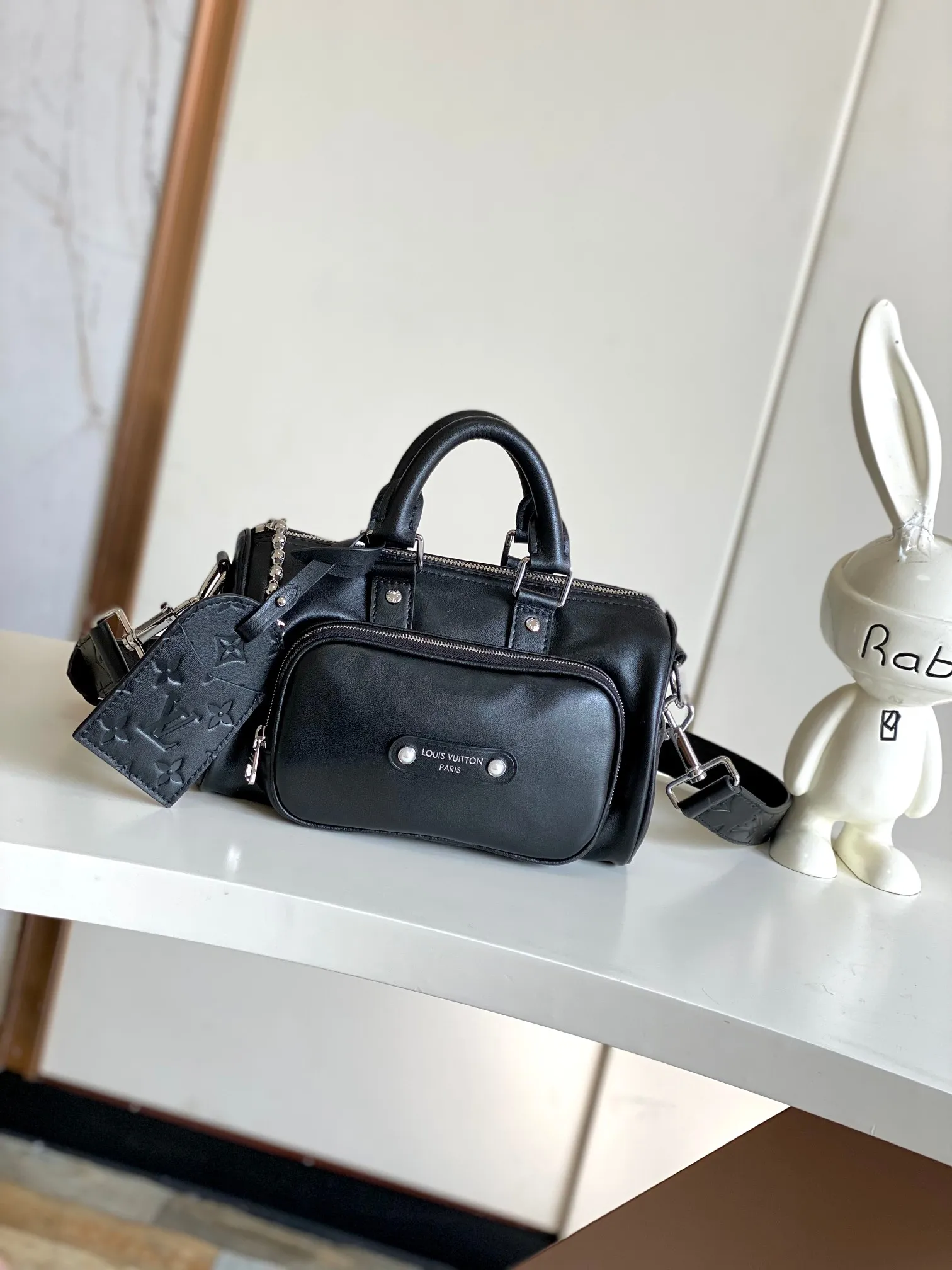 💰1180 (top-grain leather) top-quality original single real home shot] Dynamic chip, top-grain leather, semi-steel hardware, 14028 presbyopia, 13988 black leather. This Keepall Bandoulière 25 handbag is made of grain leather with suede details and distressed metal parts. The Monogram canvas outer bag is opened with a cord zipper, making it easy to access and place your belongings. Removable and adjustable leather shoulder strap provides comfortable shoulder carrying experience. Length, height and width: 25x15x11cm