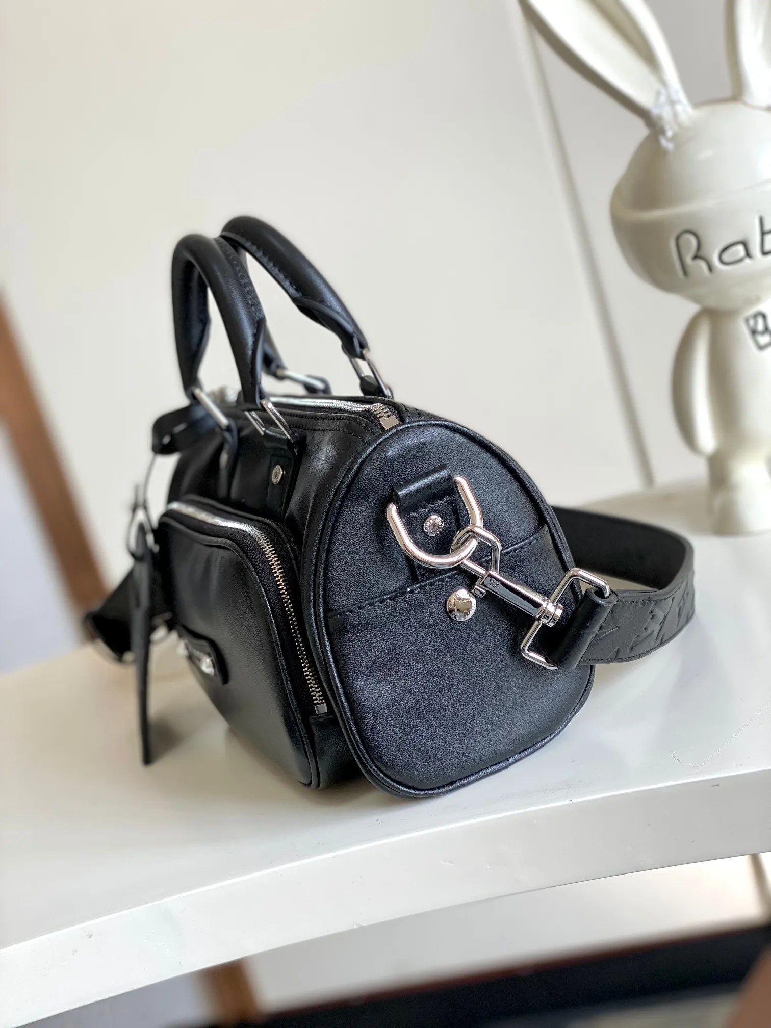 💰1180 (top-grain leather) top-quality original single real home shot] Dynamic chip, top-grain leather, semi-steel hardware, 14028 presbyopia, 13988 black leather. This Keepall Bandoulière 25 handbag is made of grain leather with suede details and distressed metal parts. The Monogram canvas outer bag is opened with a cord zipper, making it easy to access and place your belongings. Removable and adjustable leather shoulder strap provides comfortable shoulder carrying experience. Length, height and width: 25x15x11cm
