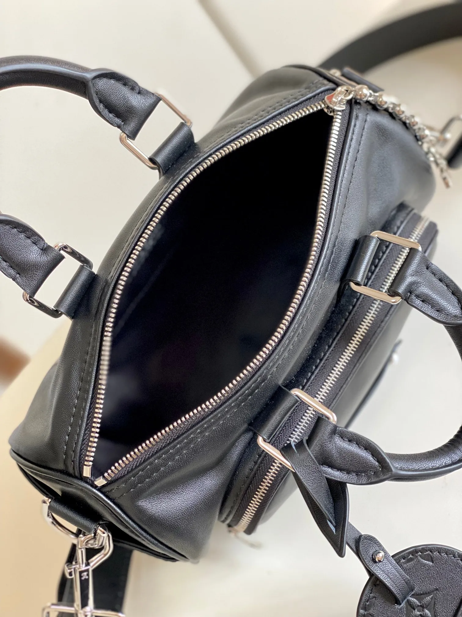 💰1180 (top-grain leather) top-quality original single real home shot] Dynamic chip, top-grain leather, semi-steel hardware, 14028 presbyopia, 13988 black leather. This Keepall Bandoulière 25 handbag is made of grain leather with suede details and distressed metal parts. The Monogram canvas outer bag is opened with a cord zipper, making it easy to access and place your belongings. Removable and adjustable leather shoulder strap provides comfortable shoulder carrying experience. Length, height and width: 25x15x11cm