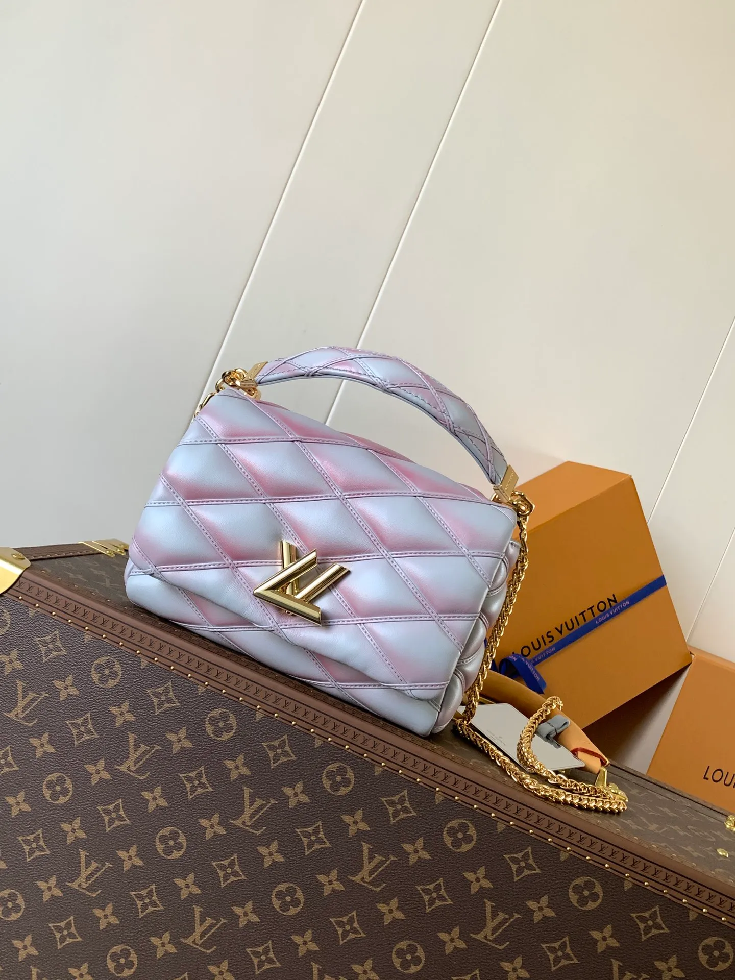 💰1280 (top layer leather) top original order, code changing chip M23045 dark gray M22891 beige M23601 brown M22891 black M12338 vanilla M24465 pink gradient M23682 dark blue M12434 blue gradient M22891 blue and white checkered M22891 red and white checkered M25107 silver M22891 patent leather M22892 black pink gradient M24186 light blue gradient M24465 nude pink gradient M12567 burgundy M11374 black hardware M12332 light coffee color M22890 white leather black stripes M23568 gray pink gradient M25106 Chinese red M14282 navy blue top original custom leather ~ colors are being updated continuously! This medium GO-14 bag is crafted from rich sheepskin leather with a quilted pattern that pays homage to the brand's traditional luggage designs. The Twist lock makes a striking statement, and the top handle can be carried by hand alone, or it can be transformed into a leather shoulder pad on the sliding chain strap for comfortable shoulder or cross-body wear. Dimensions: 23 x 16 x 10cm
