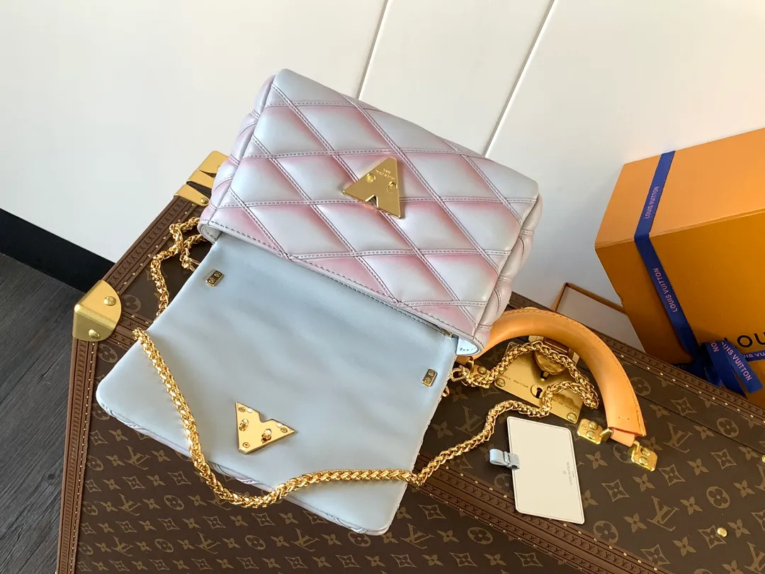 💰1280 (top layer leather) top original order, code changing chip M23045 dark gray M22891 beige M23601 brown M22891 black M12338 vanilla M24465 pink gradient M23682 dark blue M12434 blue gradient M22891 blue and white checkered M22891 red and white checkered M25107 silver M22891 patent leather M22892 black pink gradient M24186 light blue gradient M24465 nude pink gradient M12567 burgundy M11374 black hardware M12332 light coffee color M22890 white leather black stripes M23568 gray pink gradient M25106 Chinese red M14282 navy blue top original custom leather ~ colors are being updated continuously! This medium GO-14 bag is crafted from rich sheepskin leather with a quilted pattern that pays homage to the brand's traditional luggage designs. The Twist lock makes a striking statement, and the top handle can be carried by hand alone, or it can be transformed into a leather shoulder pad on the sliding chain strap for comfortable shoulder or cross-body wear. Dimensions: 23 x 16 x 10cm