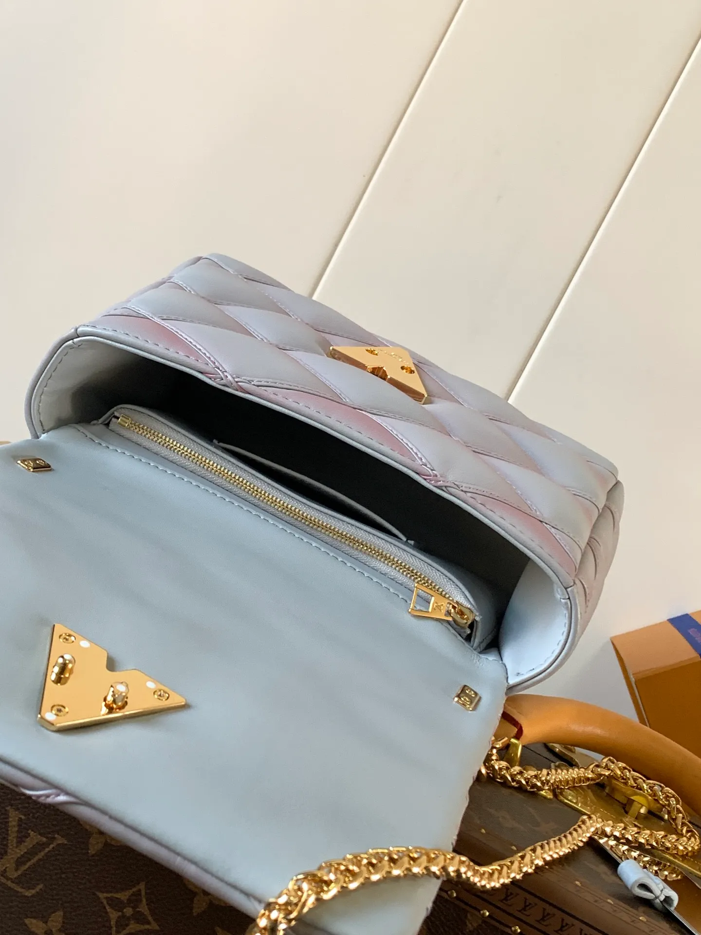 💰1280 (top layer leather) top original order, code changing chip M23045 dark gray M22891 beige M23601 brown M22891 black M12338 vanilla M24465 pink gradient M23682 dark blue M12434 blue gradient M22891 blue and white checkered M22891 red and white checkered M25107 silver M22891 patent leather M22892 black pink gradient M24186 light blue gradient M24465 nude pink gradient M12567 burgundy M11374 black hardware M12332 light coffee color M22890 white leather black stripes M23568 gray pink gradient M25106 Chinese red M14282 navy blue top original custom leather ~ colors are being updated continuously! This medium GO-14 bag is crafted from rich sheepskin leather with a quilted pattern that pays homage to the brand's traditional luggage designs. The Twist lock makes a striking statement, and the top handle can be carried by hand alone, or it can be transformed into a leather shoulder pad on the sliding chain strap for comfortable shoulder or cross-body wear. Dimensions: 23 x 16 x 10cm