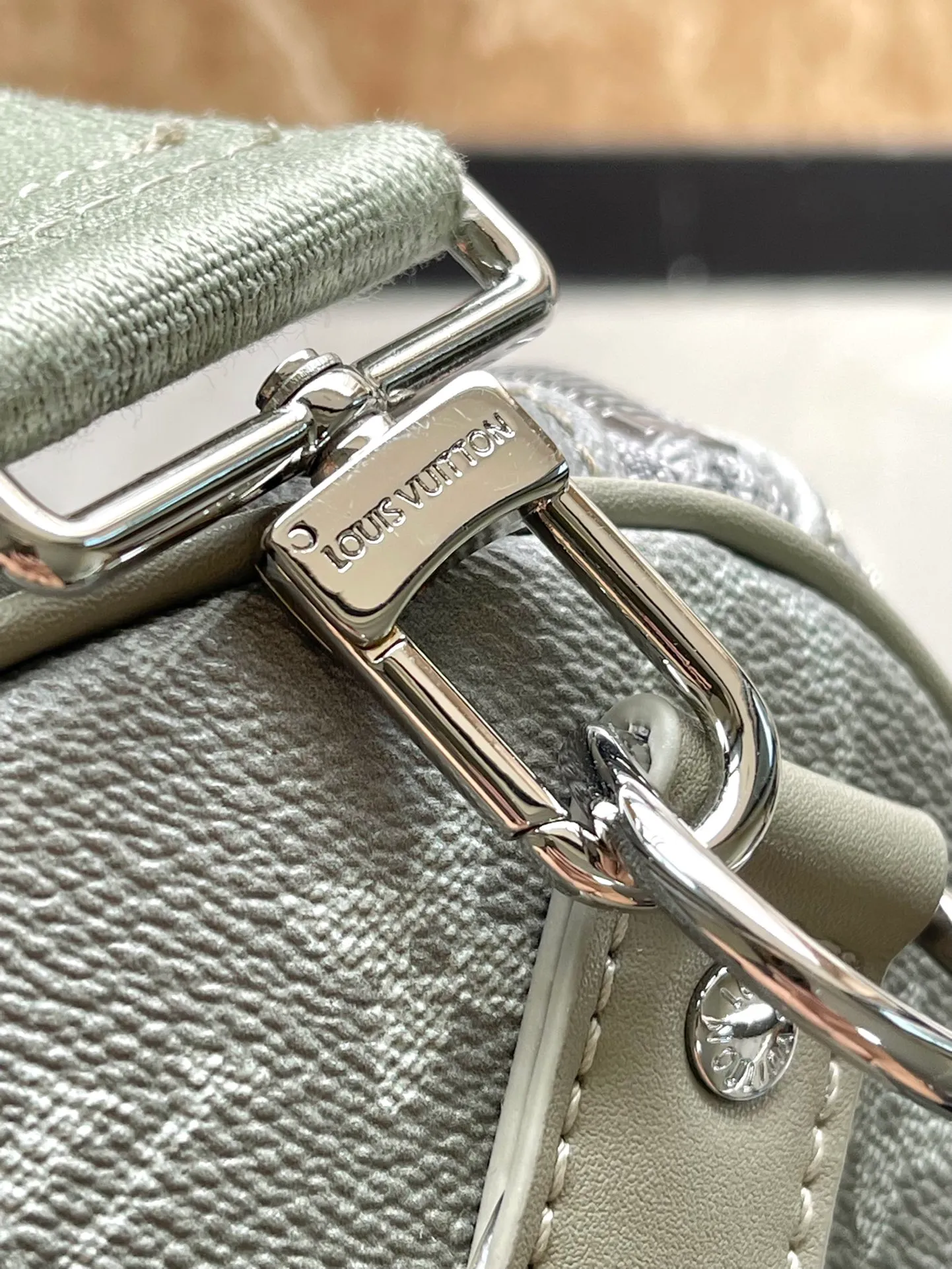 💰1280 Top Original Order M11718 This Keepall Bandouliere 45 travel bag is made of Monogram Gradient coated canvas, with the full-width Monogram pattern gradually dissipating to create an eye-catching style, complementing iconic elements such as side straps and rolled leather handles. The wide, removable and adjustable shoulder strap allows for shoulder or cross-body wear. Dimensions: 45 × 27 × 20 cm