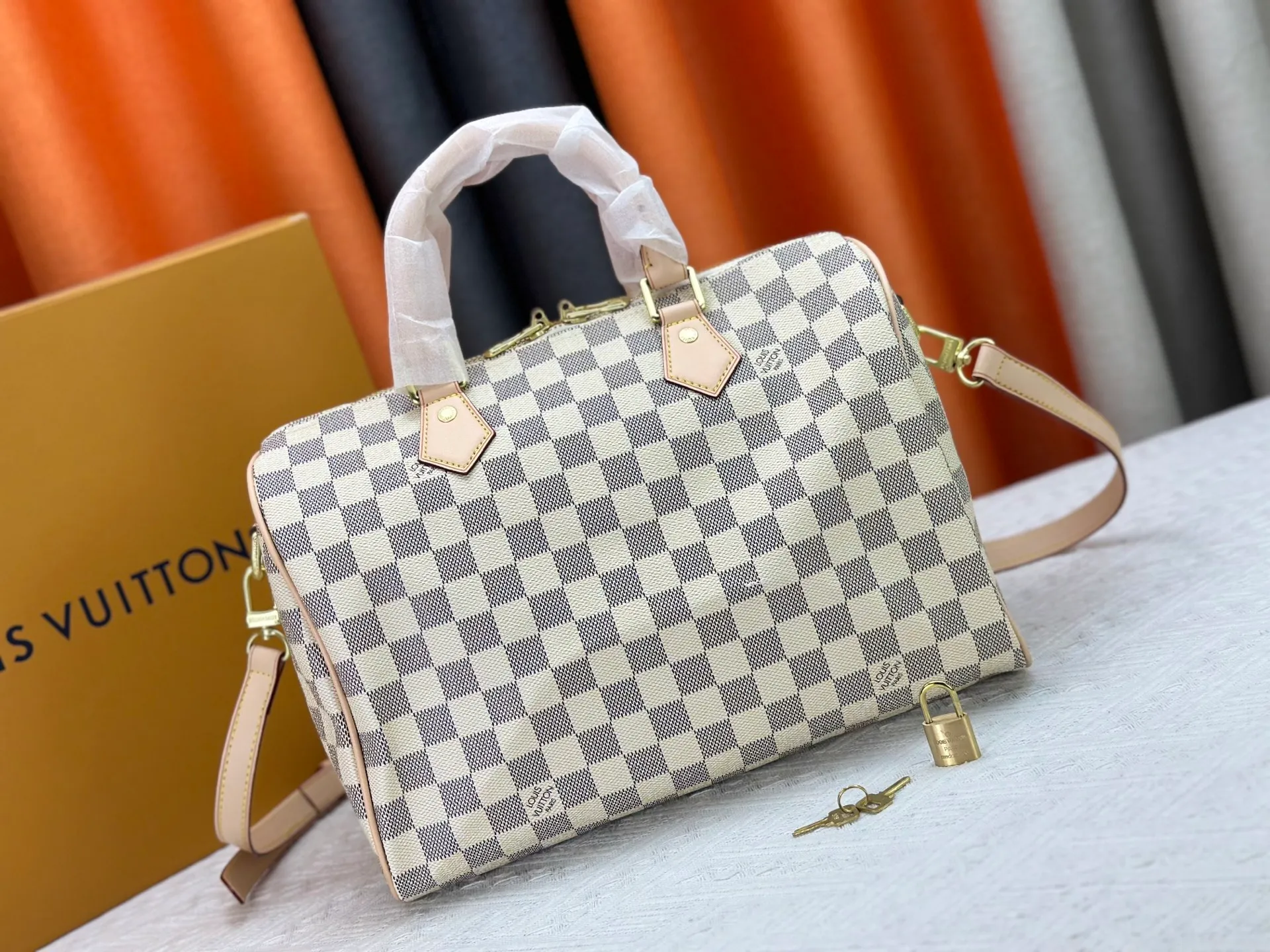 P240 P250 P260 High-definition shooting quality as shown in the picture. Good quality, full of positive reputation! Highly recommended Speedy fashion hot model, classic Monogram canvas➕imported Italian discolored yellow leather trim➕high-end original hardware➕adjustable shoulder strap lock. It feels soft, highly practical, and can be called a classic. The upper body is super elegant. Brand: LouisVuitton! Model: Small 40390/Medium 40391/Large 40392! Material: Imported original leather! Size: small size 25*19*15, medium size 30*21*17, large size 35*23*18,