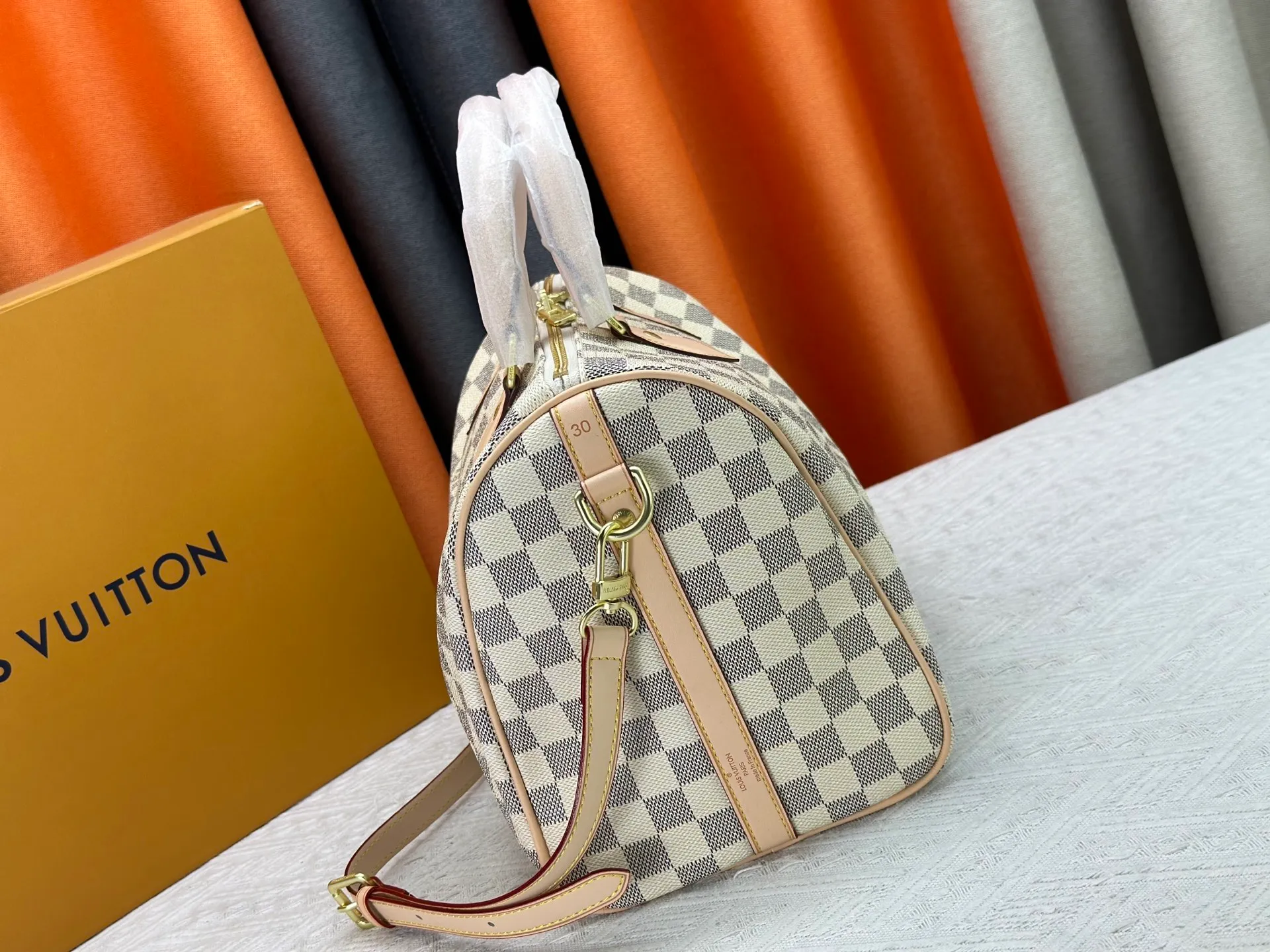 P240 P250 P260 High-definition shooting quality as shown in the picture. Good quality, full of positive reputation! Highly recommended Speedy fashion hot model, classic Monogram canvas➕imported Italian discolored yellow leather trim➕high-end original hardware➕adjustable shoulder strap lock. It feels soft, highly practical, and can be called a classic. The upper body is super elegant. Brand: LouisVuitton! Model: Small 40390/Medium 40391/Large 40392! Material: Imported original leather! Size: small size 25*19*15, medium size 30*21*17, large size 35*23*18,