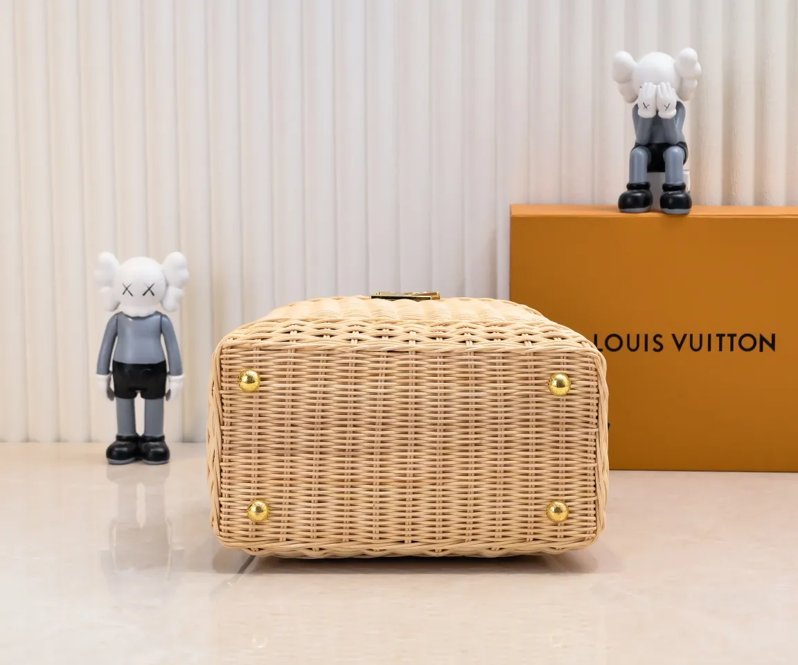 Upgraded version P680 M11616 This CapucinesBB handbag has a unique rattan woven structure, paying tribute to the Louis Vuitton picnic box design that came out in 1892. The cow leather shapes the top handle and flap, the LV letters reveal a metallic texture, and the detachable and adjustable leather shoulder strap makes it easy to carry on the shoulder. The gift box packaging provided with this product may be reasonably adjusted depending on the stock situation, and may be different from the packaging style displayed on this product page. Please refer to the actual gift box packaging style received for details. Size:27×17.3×9cm