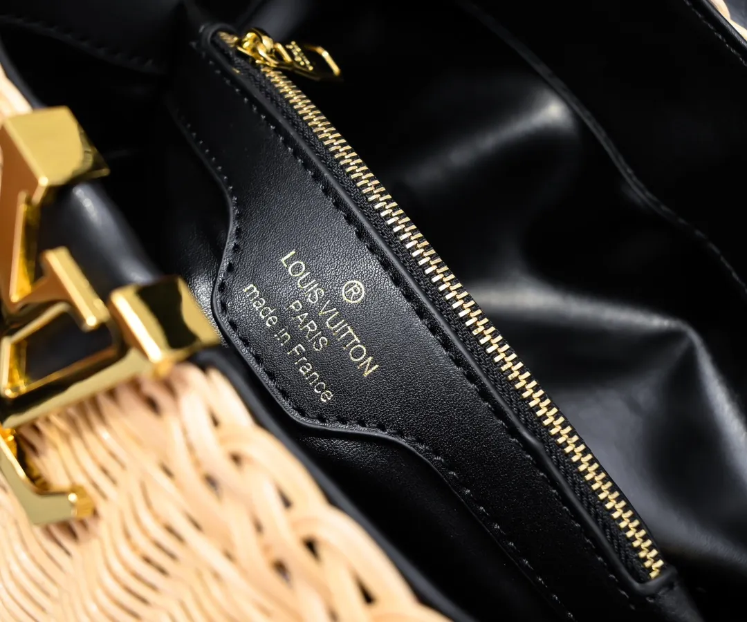 Upgraded version P680 M11616 This CapucinesBB handbag has a unique rattan woven structure, paying tribute to the Louis Vuitton picnic box design that came out in 1892. The cow leather shapes the top handle and flap, the LV letters reveal a metallic texture, and the detachable and adjustable leather shoulder strap makes it easy to carry on the shoulder. The gift box packaging provided with this product may be reasonably adjusted depending on the stock situation, and may be different from the packaging style displayed on this product page. Please refer to the actual gift box packaging style received for details. Size:27×17.3×9cm