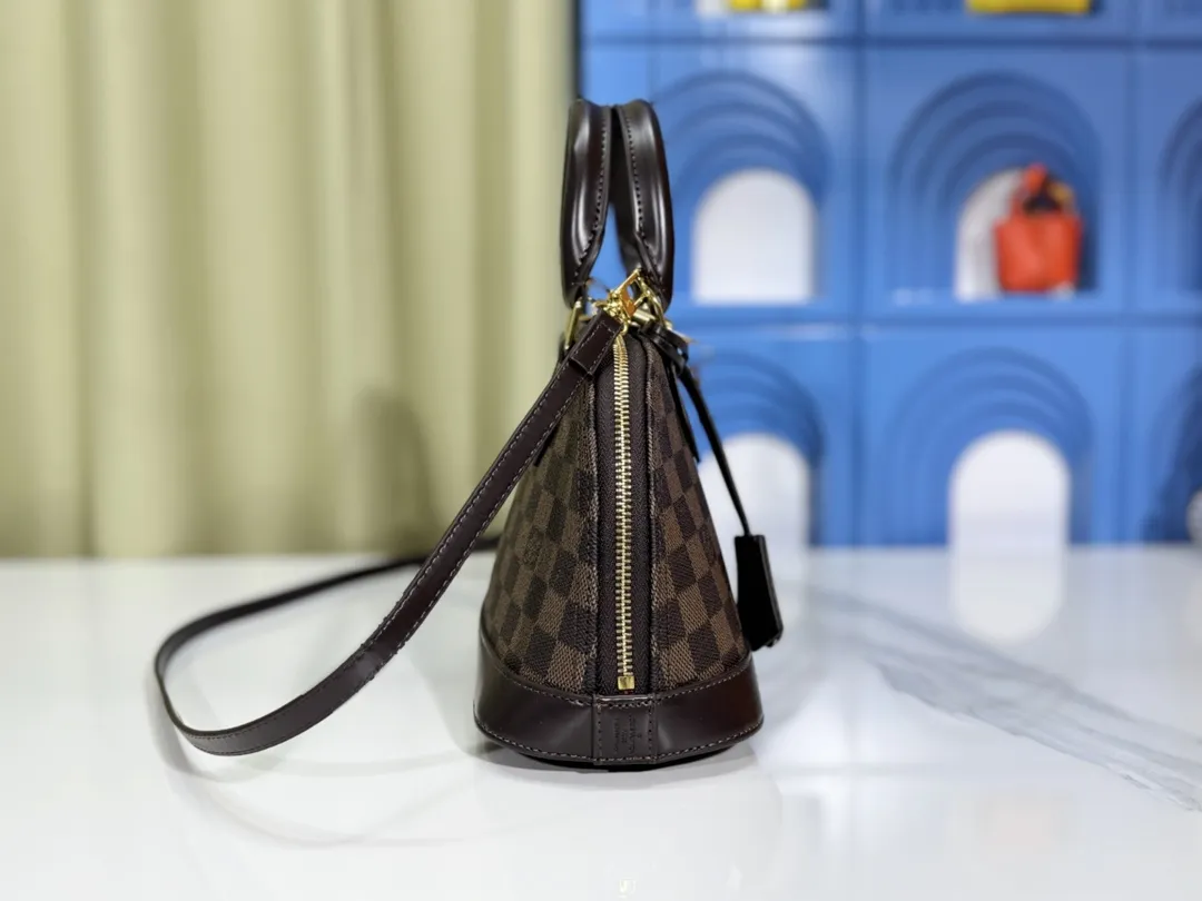 p Large 280💰Small 260💰Upgraded from the original M53151 M53152 presbyopic N41221 Feige presbyopic black leather This is one of Louis Vuitton's iconic handbags with the stiffest design structure. Its prototype is a piece designed by Gaston Vuitton and named after the Alma Bridge, which connects two adjacent fashionable districts in Paris. Signature Monogram canvas gives it a classic feel. Size: small 25 x 19 x 12, large 32x24x15cm (length x height x width)