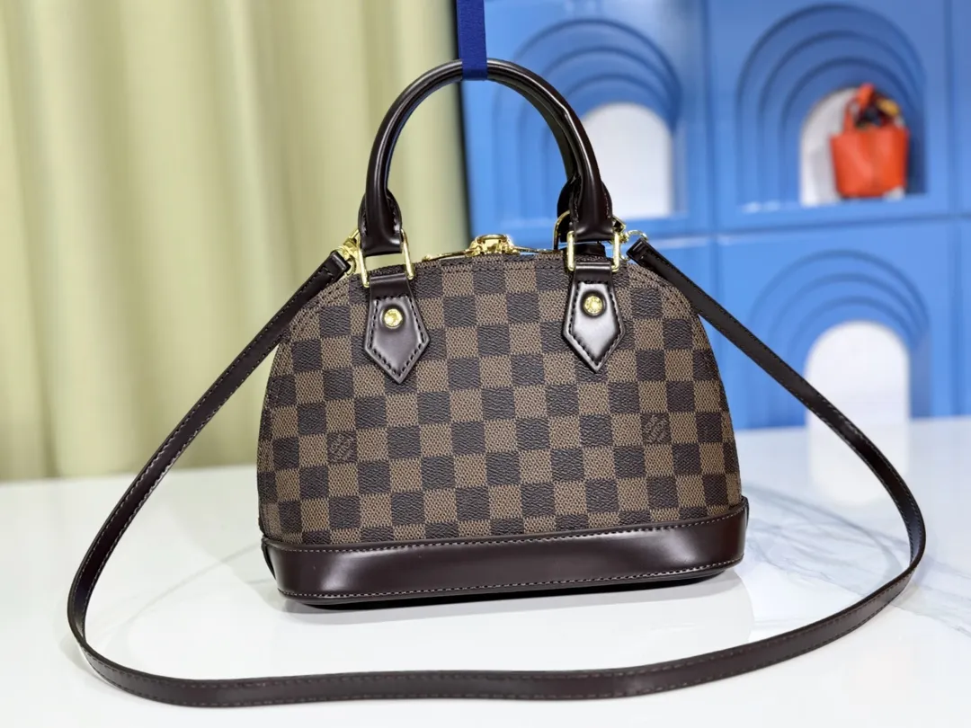 p Large 280💰Small 260💰Upgraded from the original M53151 M53152 presbyopic N41221 Feige presbyopic black leather This is one of Louis Vuitton's iconic handbags with the stiffest design structure. Its prototype is a piece designed by Gaston Vuitton and named after the Alma Bridge, which connects two adjacent fashionable districts in Paris. Signature Monogram canvas gives it a classic feel. Size: small 25 x 19 x 12, large 32x24x15cm (length x height x width)