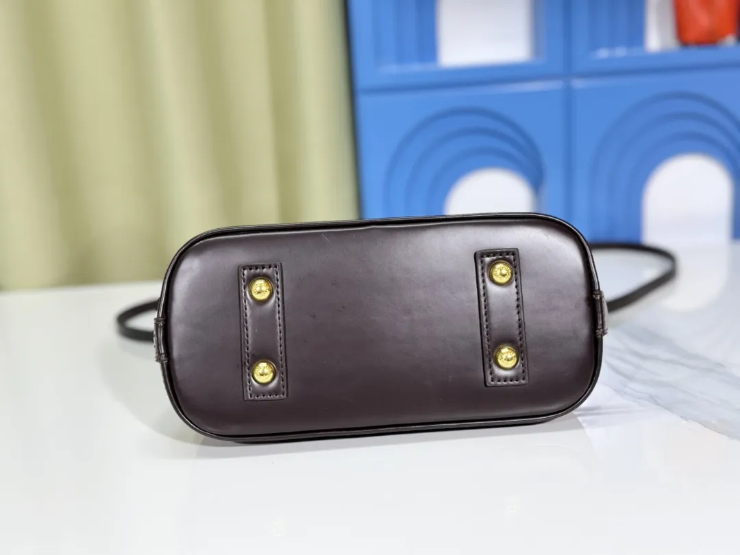 p Large 280💰Small 260💰Upgraded from the original M53151 M53152 presbyopic N41221 Feige presbyopic black leather This is one of Louis Vuitton's iconic handbags with the stiffest design structure. Its prototype is a piece designed by Gaston Vuitton and named after the Alma Bridge, which connects two adjacent fashionable districts in Paris. Signature Monogram canvas gives it a classic feel. Size: small 25 x 19 x 12, large 32x24x15cm (length x height x width)