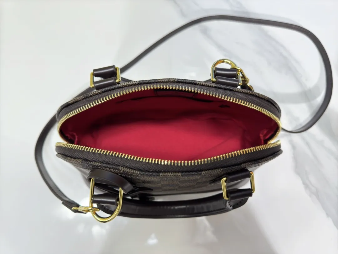 p Large 280💰Small 260💰Upgraded from the original M53151 M53152 presbyopic N41221 Feige presbyopic black leather This is one of Louis Vuitton's iconic handbags with the stiffest design structure. Its prototype is a piece designed by Gaston Vuitton and named after the Alma Bridge, which connects two adjacent fashionable districts in Paris. Signature Monogram canvas gives it a classic feel. Size: small 25 x 19 x 12, large 32x24x15cm (length x height x width)