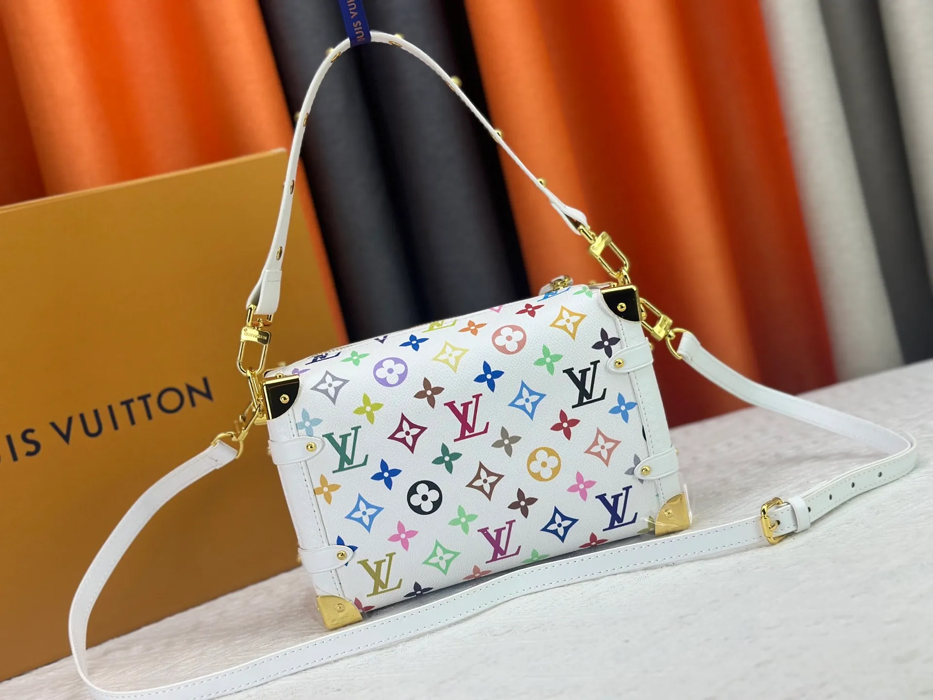 P300 M14046 M46358 Black Tricolor White Tricolor This Side Trunk medium handbag uses a humorous Monogram pattern to express the smart style of Louis Vuitton The square shape is a nod to the brand's classic luggage, and the removable studded handle and shoulder strap allow for flexible carrying. Size: 23.5x16x8.5cm