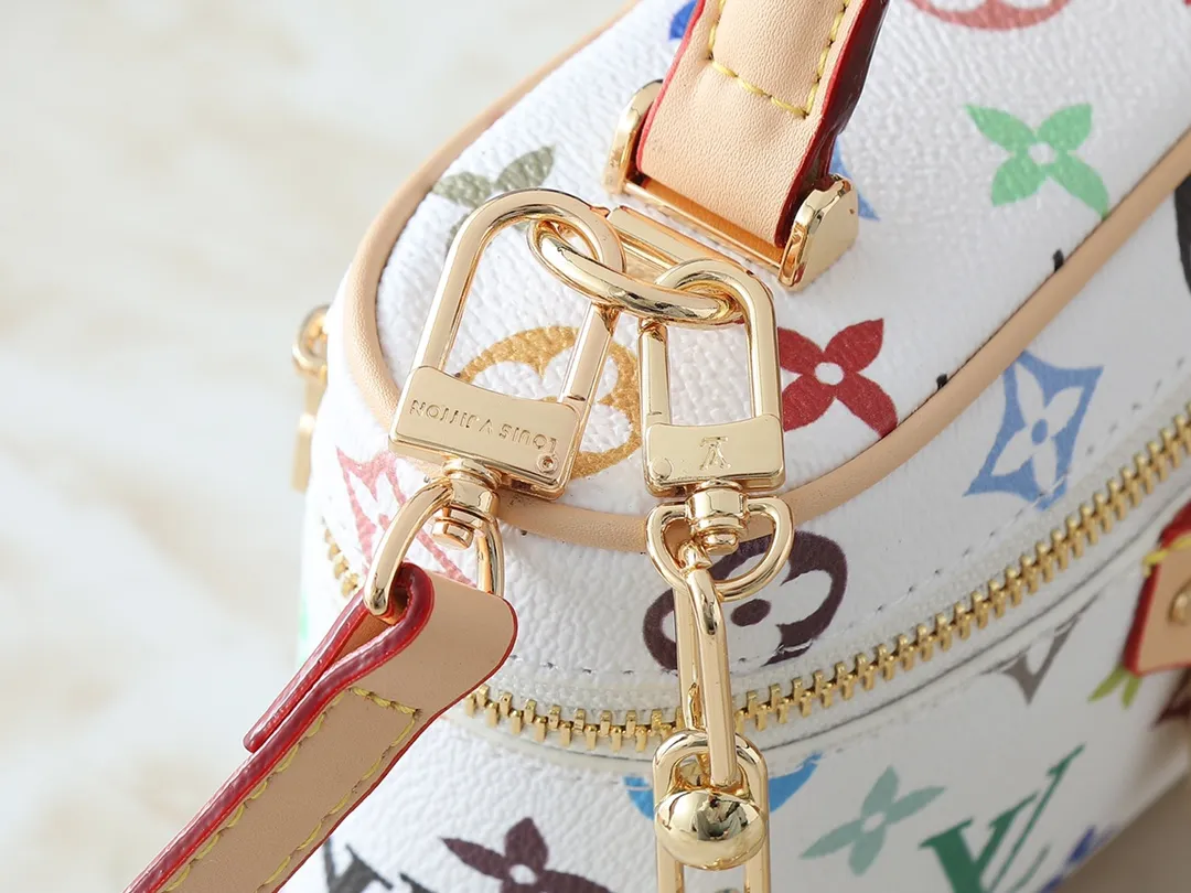 💰280💰Upgraded original M13662 This Vanity Pouch handbag is from the Louis Vuitton x Takashi Murakami reissue series, reinterpreting the brand's classic Monogram pattern with the artist's distinctive colors. Coated canvas is trimmed with calfskin, while a zipper closure, detachable chain and LV-engraved padlock add a metallic sheen. Dimensions: 11.5 x 6.5 x 19 cm (height x width x length)