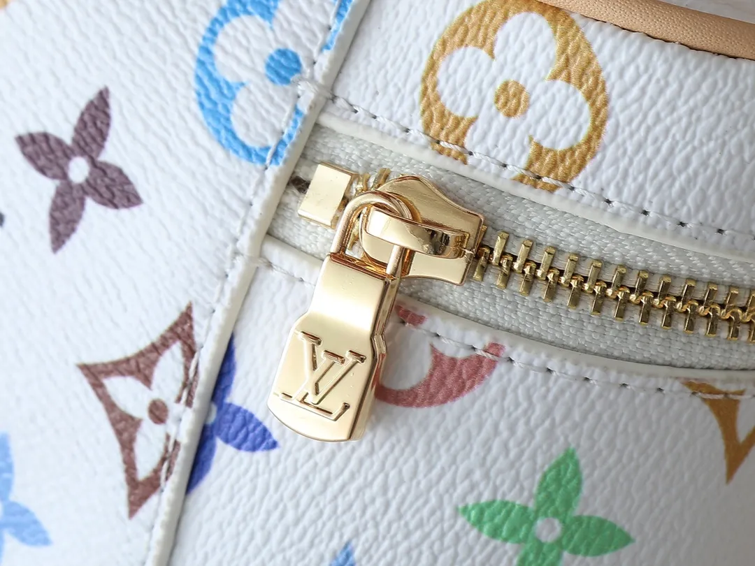 💰280💰Upgraded original M13662 This Vanity Pouch handbag is from the Louis Vuitton x Takashi Murakami reissue series, reinterpreting the brand's classic Monogram pattern with the artist's distinctive colors. Coated canvas is trimmed with calfskin, while a zipper closure, detachable chain and LV-engraved padlock add a metallic sheen. Dimensions: 11.5 x 6.5 x 19 cm (height x width x length)
