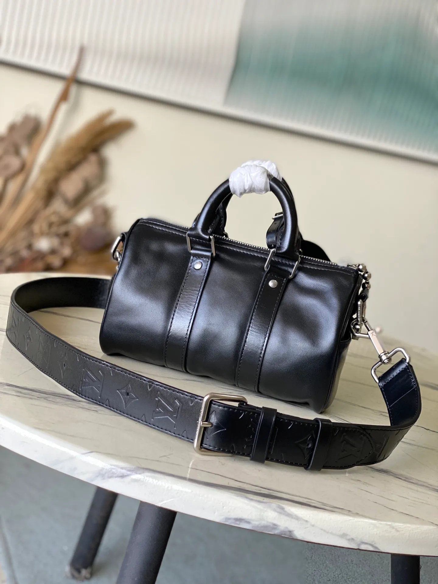 💰1180 (top layer leather) top original order M13988 BANDOULIERE 25 handbag This Keepall Cargo Bandoulere 25 handbag is made of shiny cow leather and conveys Pharrel Wiliams' Dandy aesthetics with an elegant and inner urban design. The Louis Vuitton Paris patch is cleverly fixed to the body of the bag through beaded rivets, and the zipper puller of the main compartment is decorated with LV letters. Dimensions: 25 × 15 × 11 cm