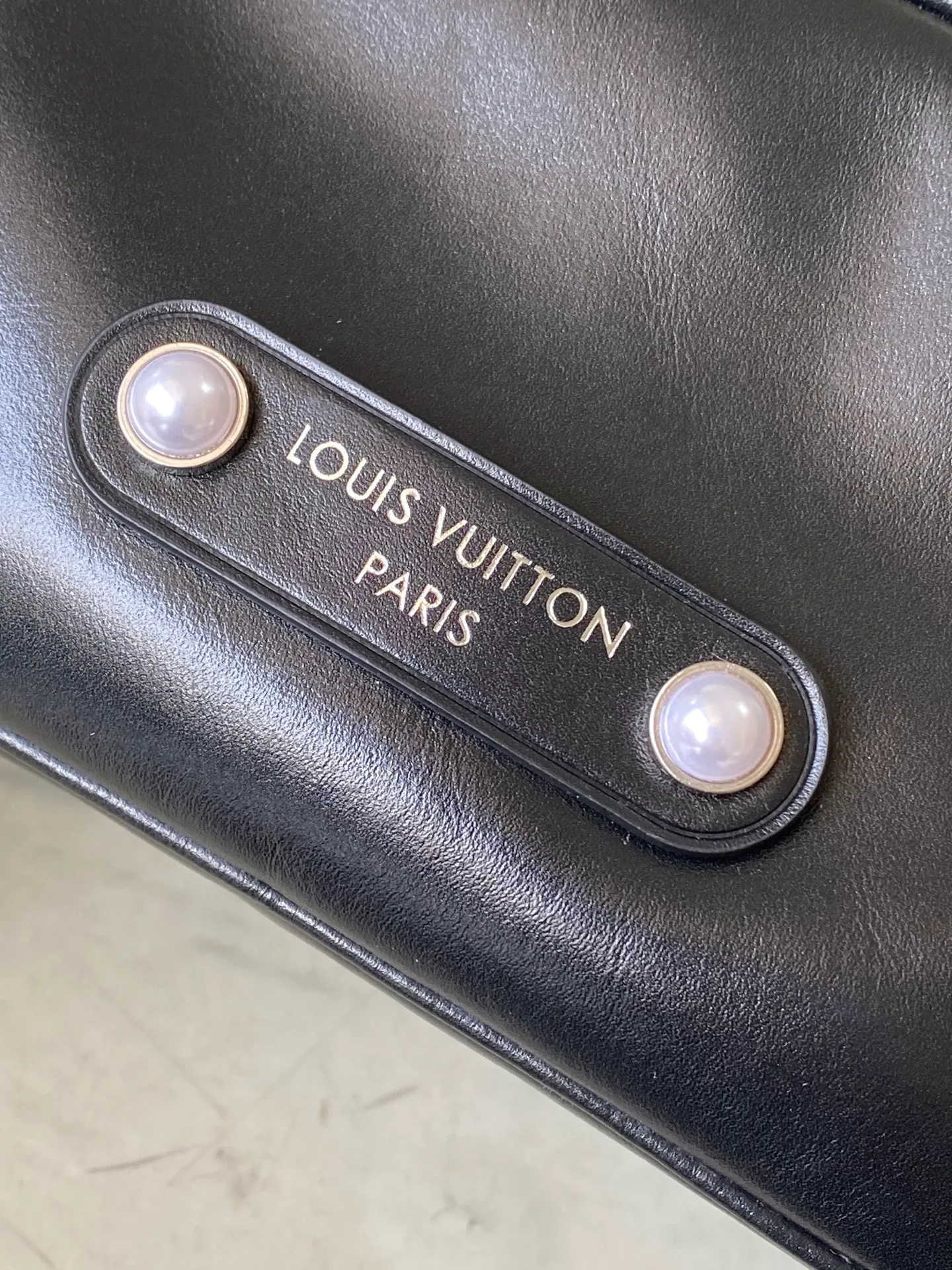 💰1180 (top layer leather) top original order M13988 BANDOULIERE 25 handbag This Keepall Cargo Bandoulere 25 handbag is made of shiny cow leather and conveys Pharrel Wiliams' Dandy aesthetics with an elegant and inner urban design. The Louis Vuitton Paris patch is cleverly fixed to the body of the bag through beaded rivets, and the zipper puller of the main compartment is decorated with LV letters. Dimensions: 25 × 15 × 11 cm